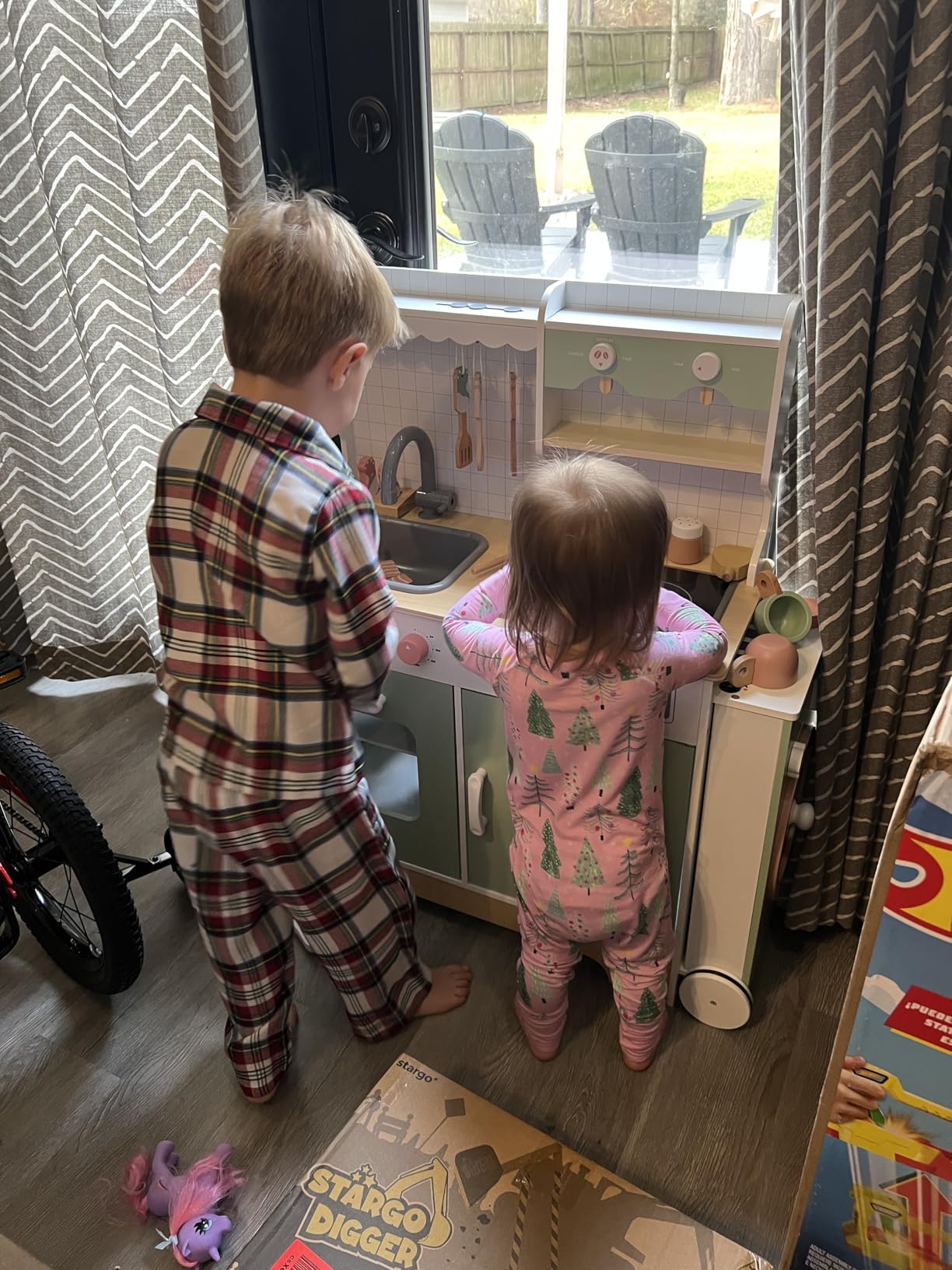 ROBUD Play Kitchen Set, Wooden Play Kitchen with Ice Maker, Fridge, Coffee Machine, Oven, Dishwasher, Microwave, Kitchen Accessories, Toy Kitchen Gift for Boys Girls, 3+ customer photo 2