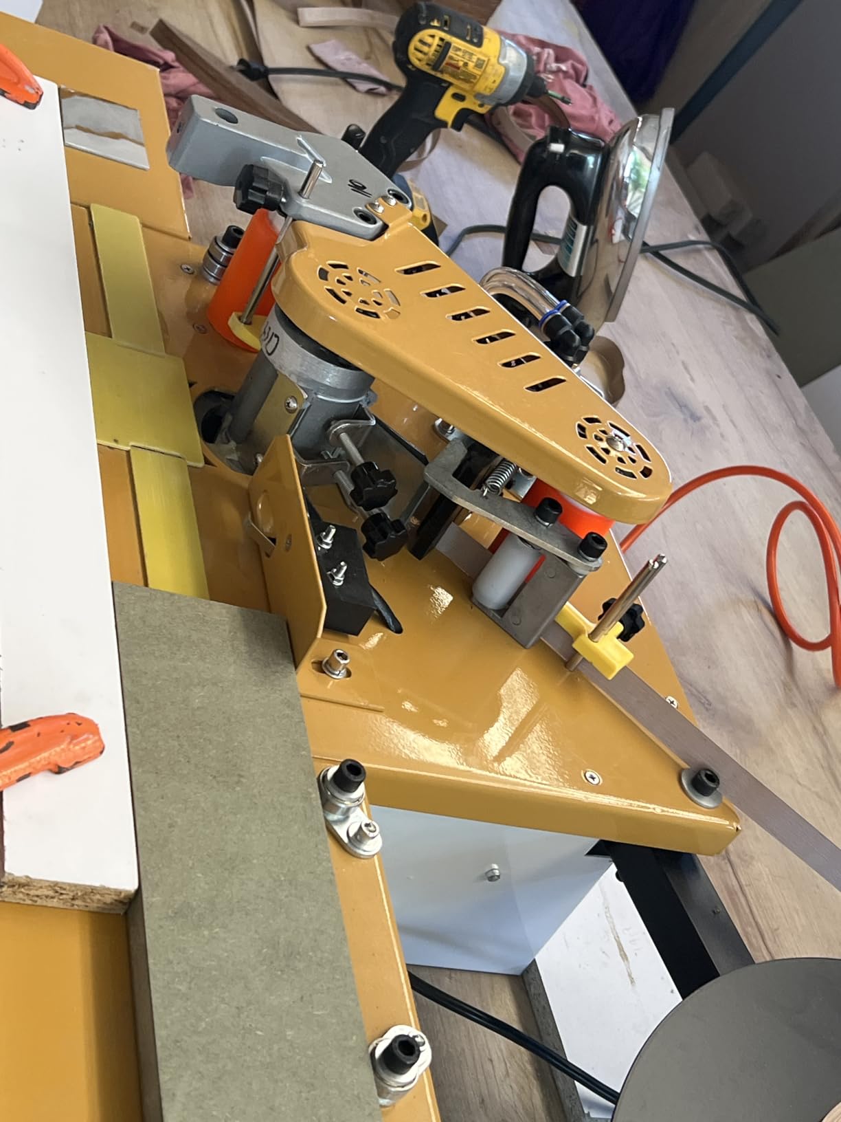 YUCHENGTECH Edge Bander Banding Machine Automatic Tape Breaking Portable Edge Banding Machine Curve Straight Edge Bander With Microcomputer Intelligent Temperature Control (110, Volts (AC)) customer photo 2