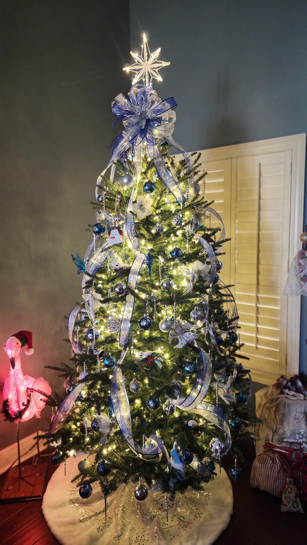Lewondr Christmas Snowflake Tree Topper, 12.2in Xmas Tree Topper with Glittered Epoxy & 30 LED Bulbs, Remote&USB Powered Snowflake Treetop, Christmas Tree Decor for Home Party, 6H Timer&8 Modes,Silver customer photo 2