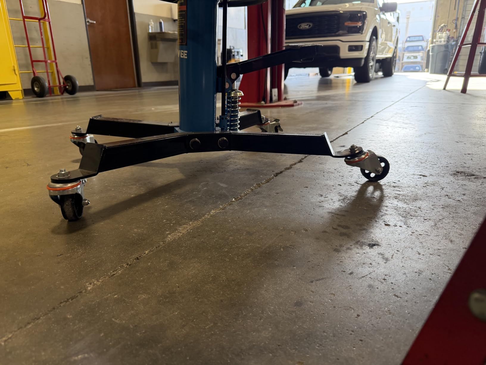 Dual Plunger Hydraulic Transmission Jack 1322lbs Capacity, 33.5