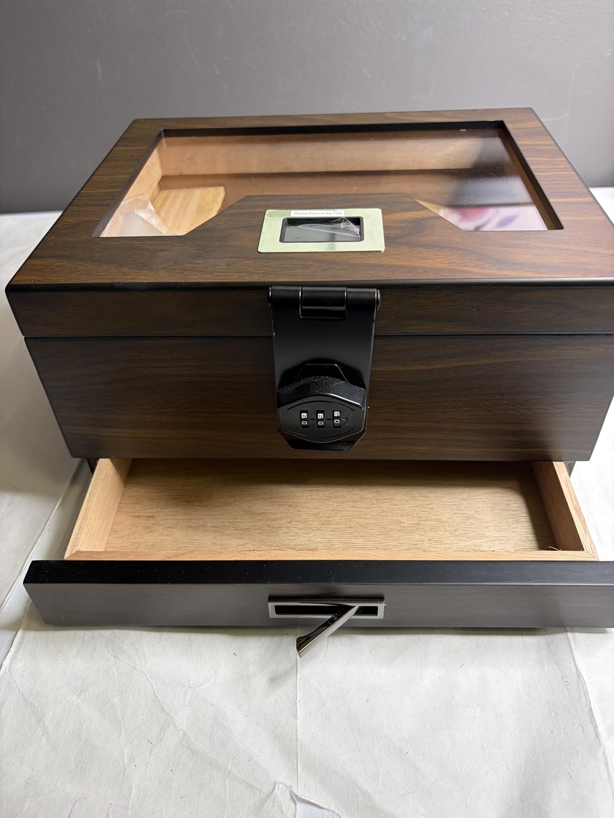 LIHTUN Cigar Humidor and Cigar Lighter Kit, Cedar Wood Cigar Case with Digital Hygrometer and Combo Lock, All-in-1 Butane Lighter and Humidor Box, Holds 50 Cigars customer photo 1