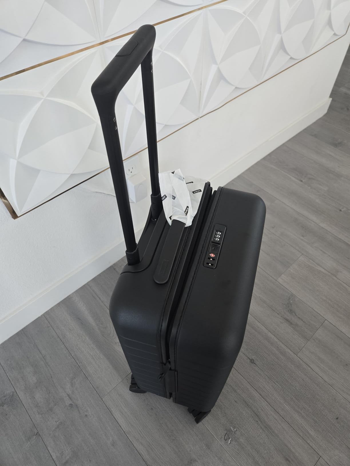 The Carry-On Luggage, 22-inch Lightweight Hardside Spinner Suitcase customer photo 2