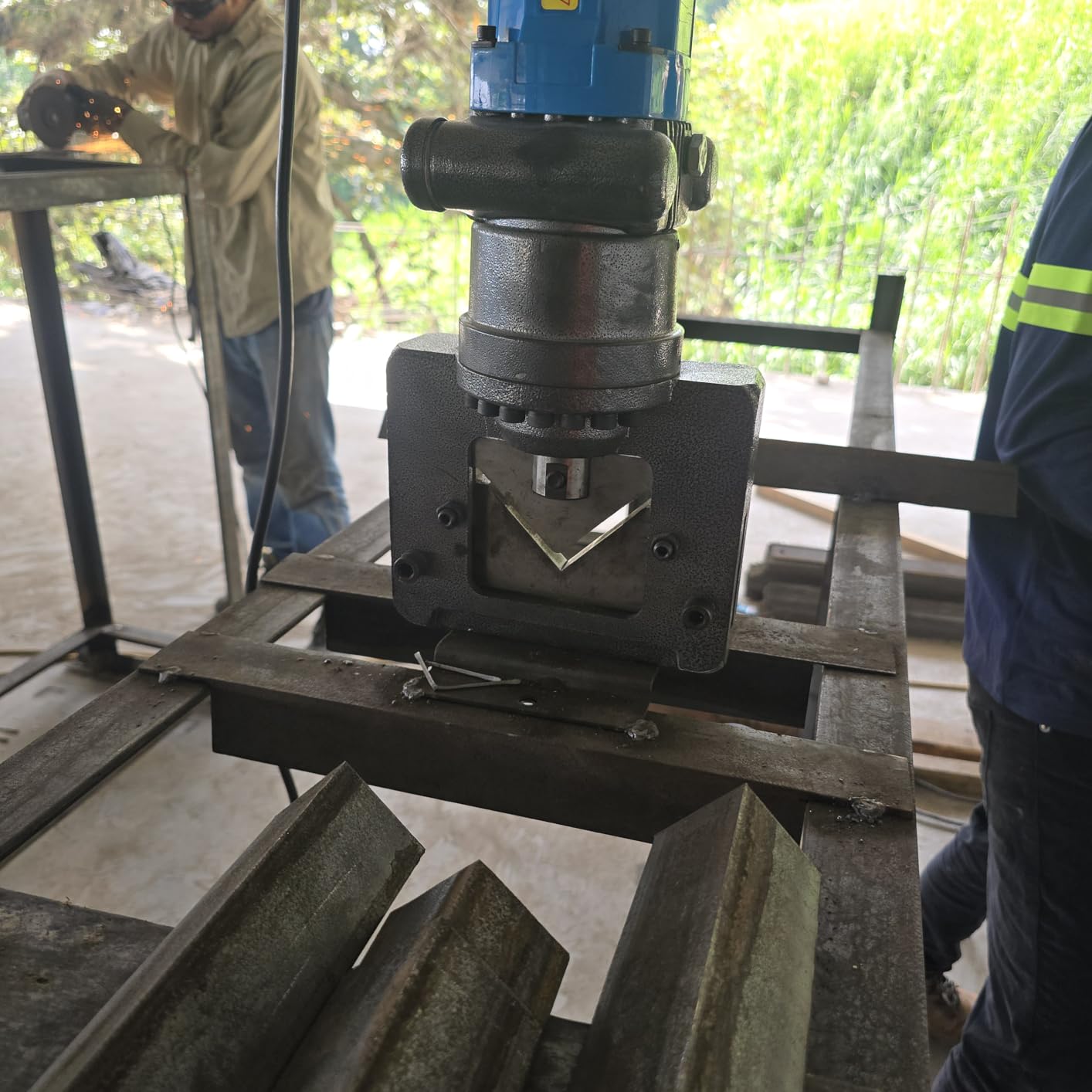Bonvoisin Electric Hydraulic Angle Iron Steel Cutter 1500W Portable Hydraulic Angle Iron Steel Cutting Tool Machine for Angle Steel Angle Iron 110V customer photo 1