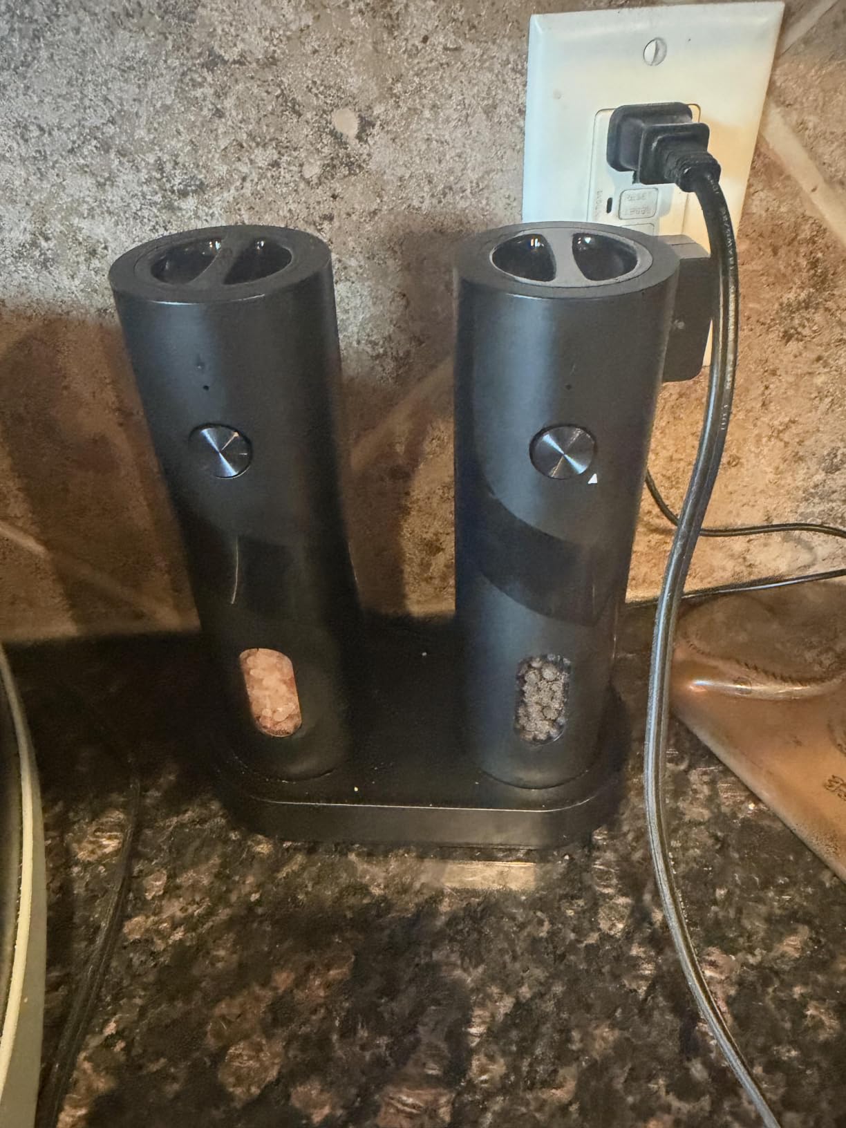 CIRCLE JOY Electric Rechargeable Salt and Pepper Grinder Set Top-Refill Automatic Pepper Mill Grinder with Charging Base, Adjustable Coarseness, Easy Filling Larger Capacity with Led for Home Kitchen customer photo 1