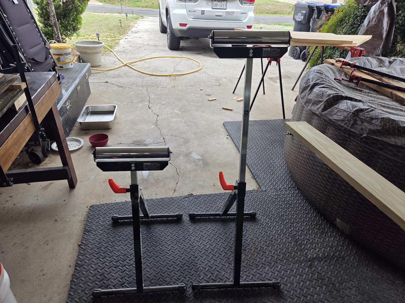 VEVOR 2-Pack Roller Stands, 135 lb Load Capacity, 26.8-42.5'' Adjustable Height, Folding Heavy Duty Design with 11.5 in Polished Steel Roller Head, for Table Saw Outfeed Woodworking Extension Support customer photo 1