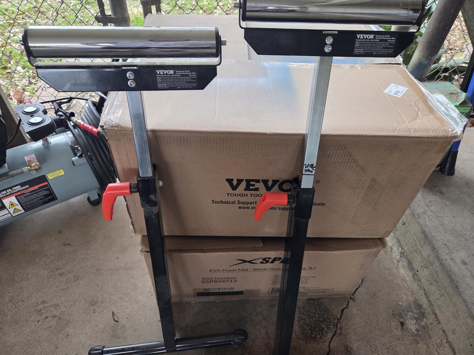 VEVOR 2-Pack Roller Stands, 135 lb Load Capacity, 26.8-42.5'' Adjustable Height, Folding Heavy Duty Design with 11.5 in Polished Steel Roller Head, for Table Saw Outfeed Woodworking Extension Support customer photo 2