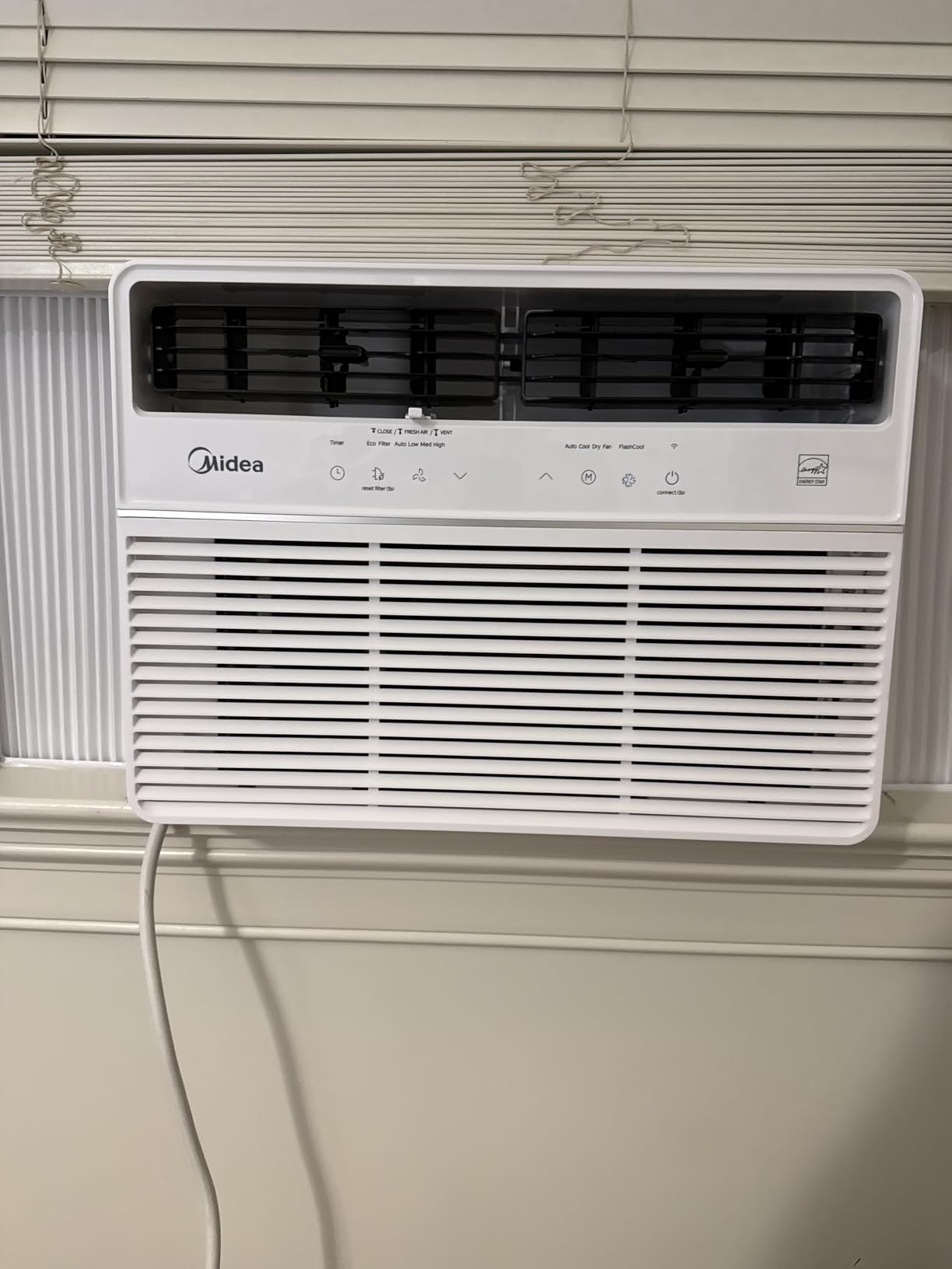 Midea 14,000 BTU Smart Inverter 115V Window Air Conditioner, 700 Sq Ft customer photo 2