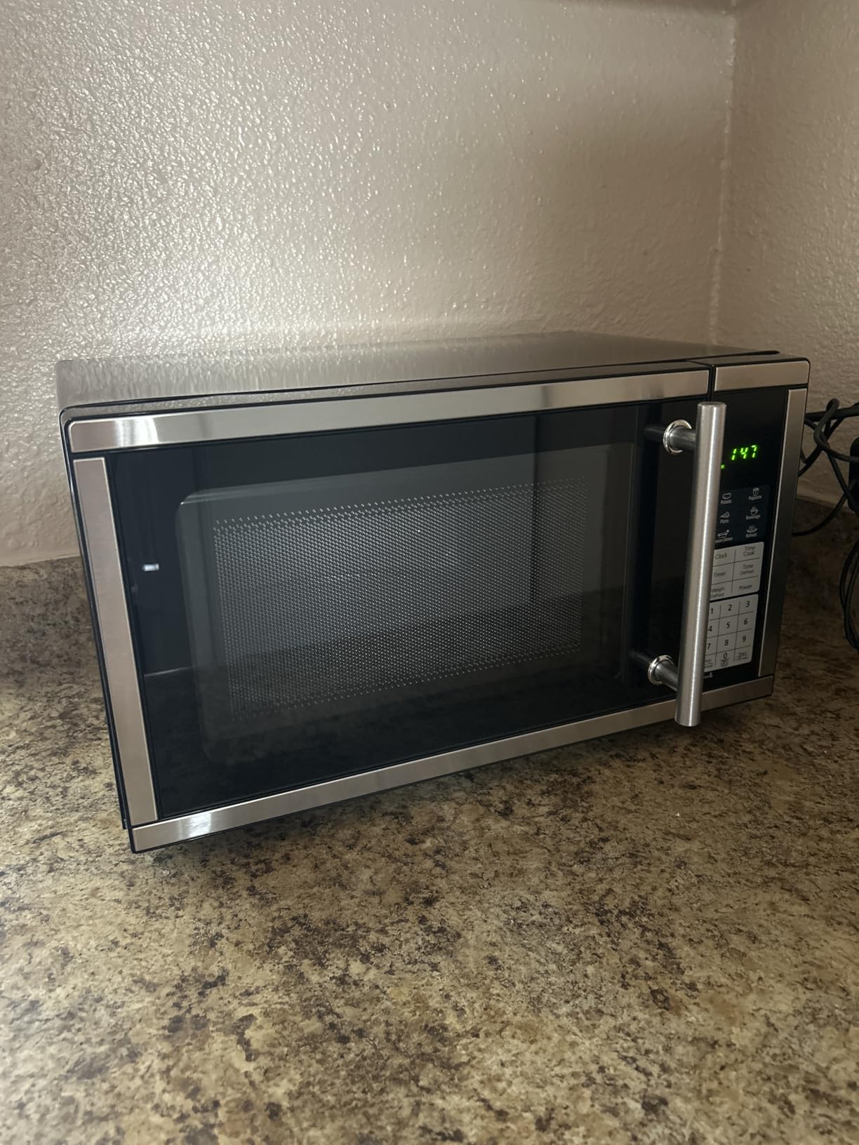 Countertop Microwave Ovens 0.7 Cu. Ft. 700 Watts Microwave Oven With LED Lighting, Turntable and Child Lock, Compact Microwave Perfect for Apartments and Dorms, Easy Clean Interior, Black customer photo 1