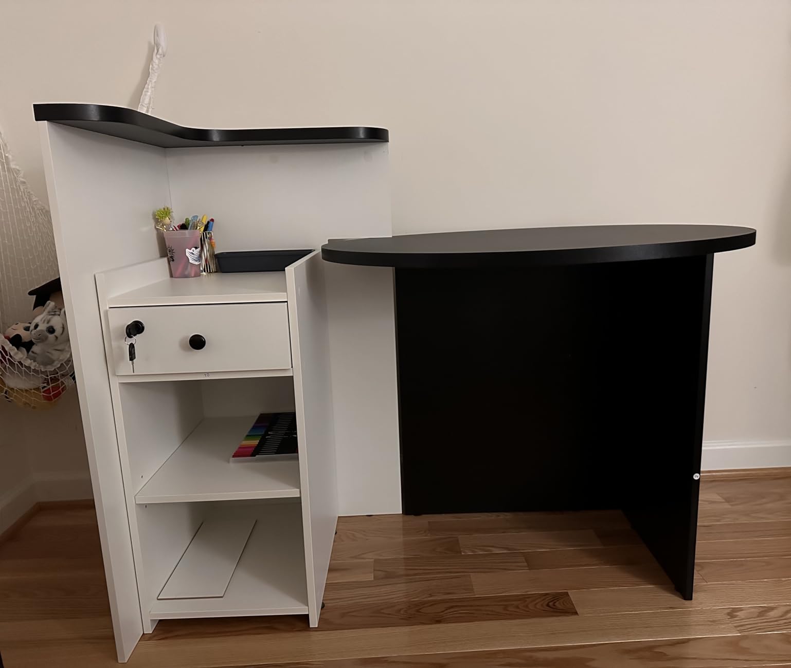 GIANTEX Reception Desk, Front Counter Desk with Lockable Drawer, Checkout Table with Round Tabletop, Corner Shelf & Adjustable Shelf for Office Beauty Salon Retail Store (Brown & White) customer photo 1