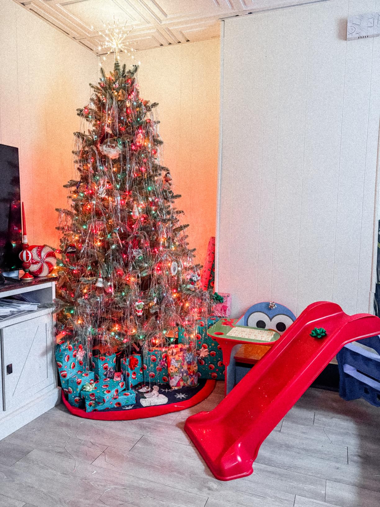 15-Inch Starburst Christmas Tree Topper with 150 LEDs & Remote, Gold | USB Powered with Auto Timer, Fits Trees Up to 9FT, Multiple Lighting Modes Create a Festive Glow customer photo 1