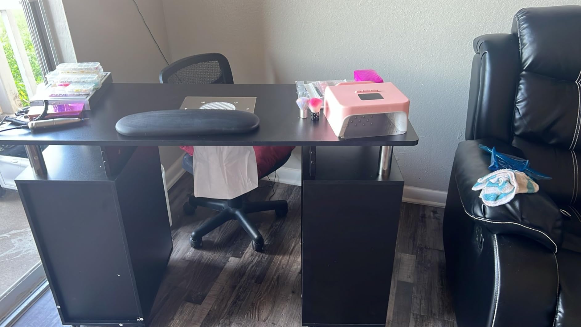 Manicure Table Nail Desk for Nail Tech, Acetone Resistant Beauty Salon Station with Dust Collector, Wrist Pad, Lockable Wheels, Drawer & Cabinet, White customer photo 1
