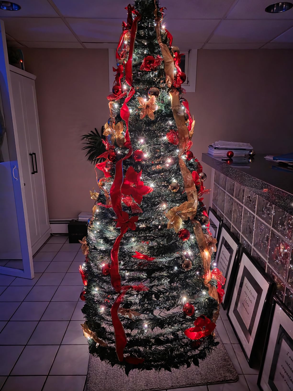 Superstar Santa Pop-Up Christmas Tree, 7FT, Pre-Lit w/ 200 LED Lights, AS SEEN ON TV, Santa Projects North Star, Opens Instantly, Fully Decorated, 7 Colors, 32 Modes w/Remote, Stores Flat customer photo 2