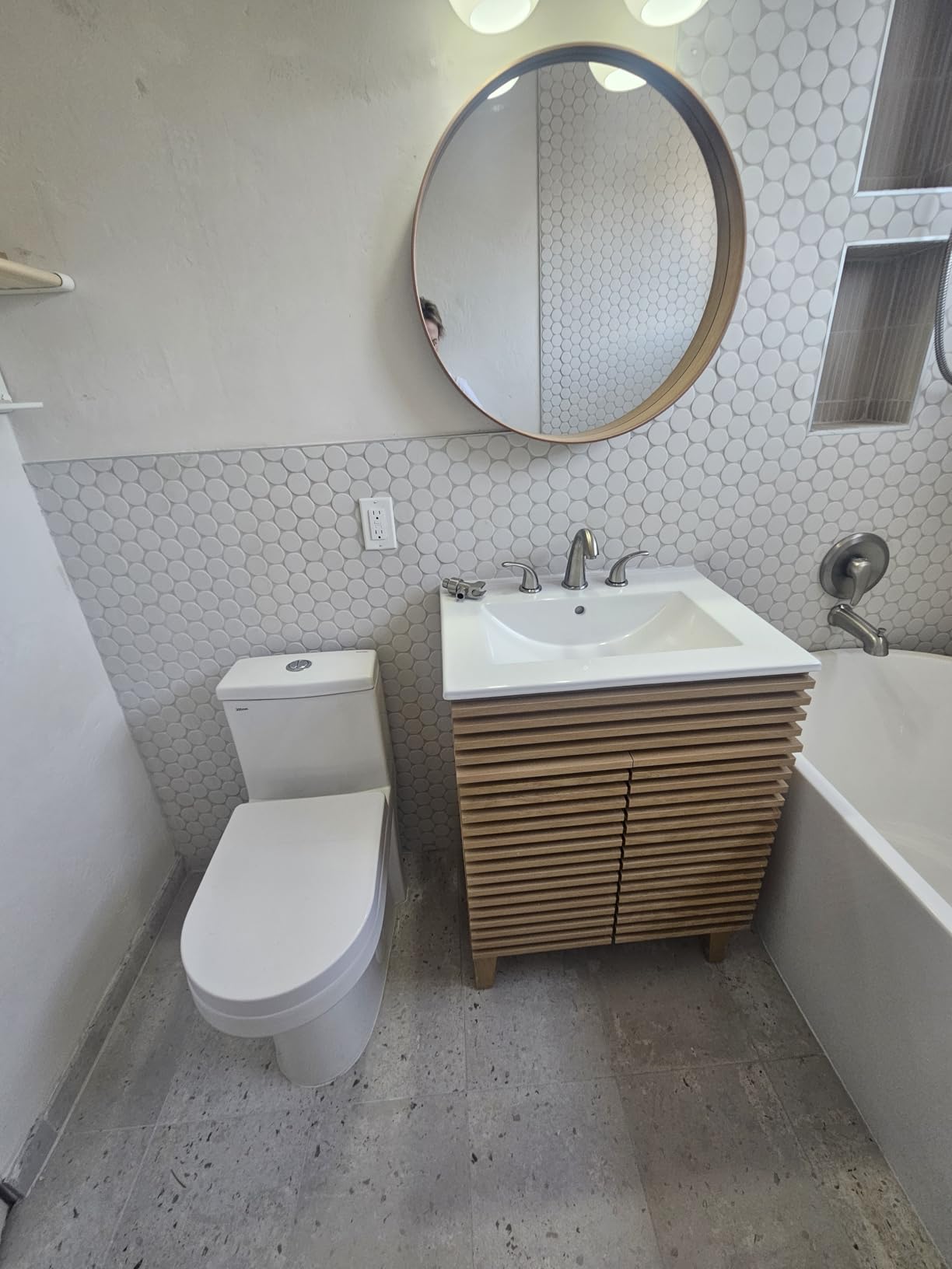DeerValley Compact One Piece Toilet with Comfortable Seat Height Modern Standard Toilet for Small Bathroom Dual Flush 1.1/1.6 GPF Powerful & Quiet 12'' Rough-In Skirted Toilets customer photo 1