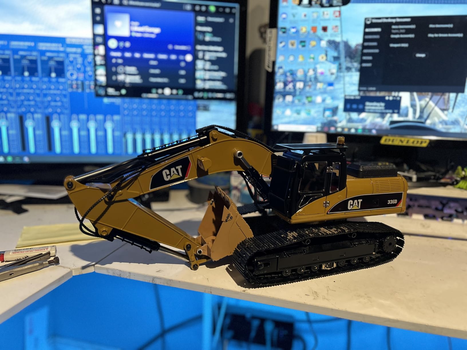 HUINA Upgrade 580 1:14 Metal RC Excavator RC Bagger Model Engineering Vehicle Electric Ball Grabber 360 Rotating Shear Claw Sound Lights customer photo 2