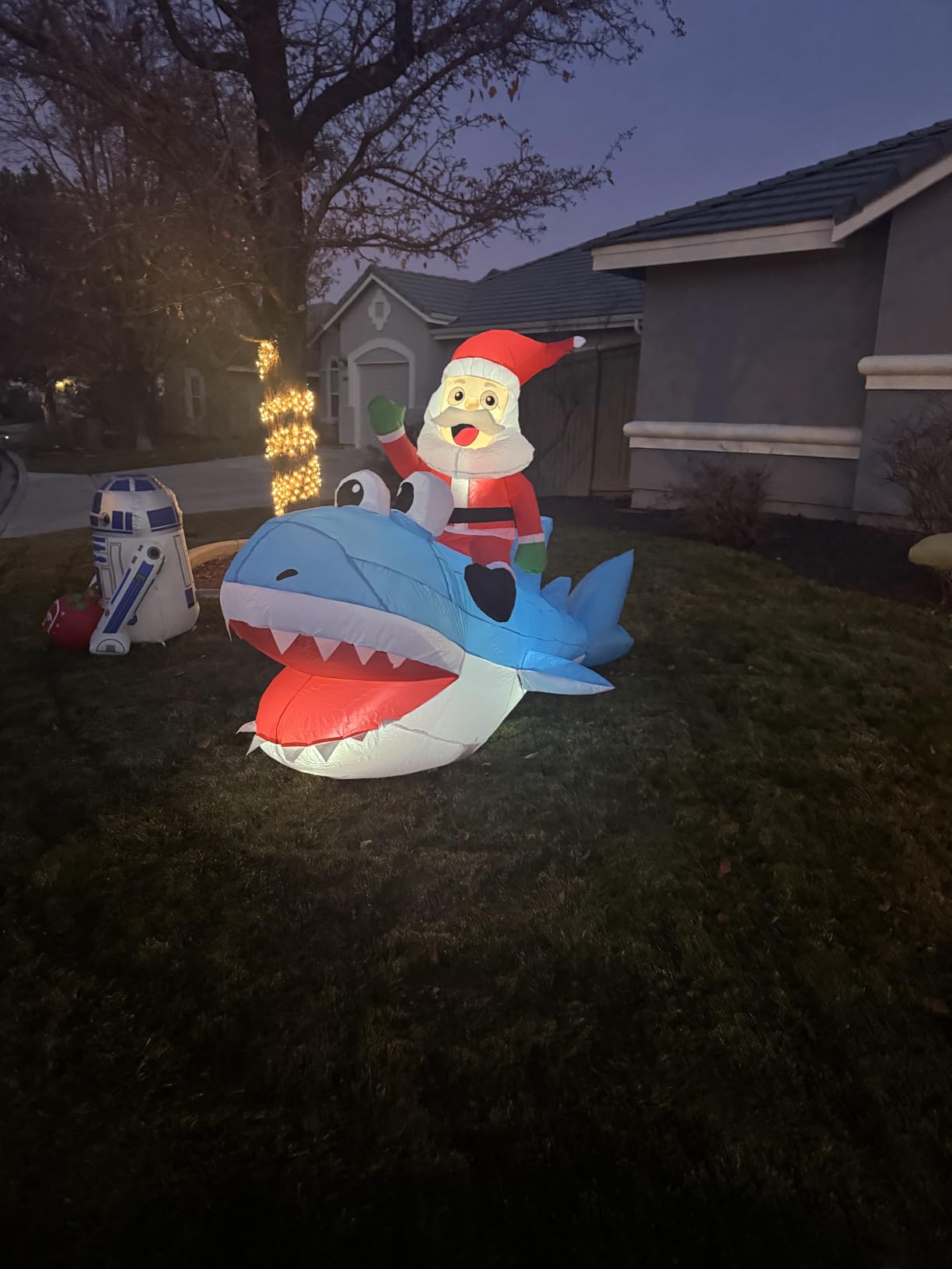 JOYIN 8 FT Long Christmas Inflatables Santa Outdoor Decorations, Christmas Blow Ups Santa Riding on Shark for Yard with Build-in LEDs for Xmas Party Decor Yard Outside Garden Holiday Decoration customer photo 2