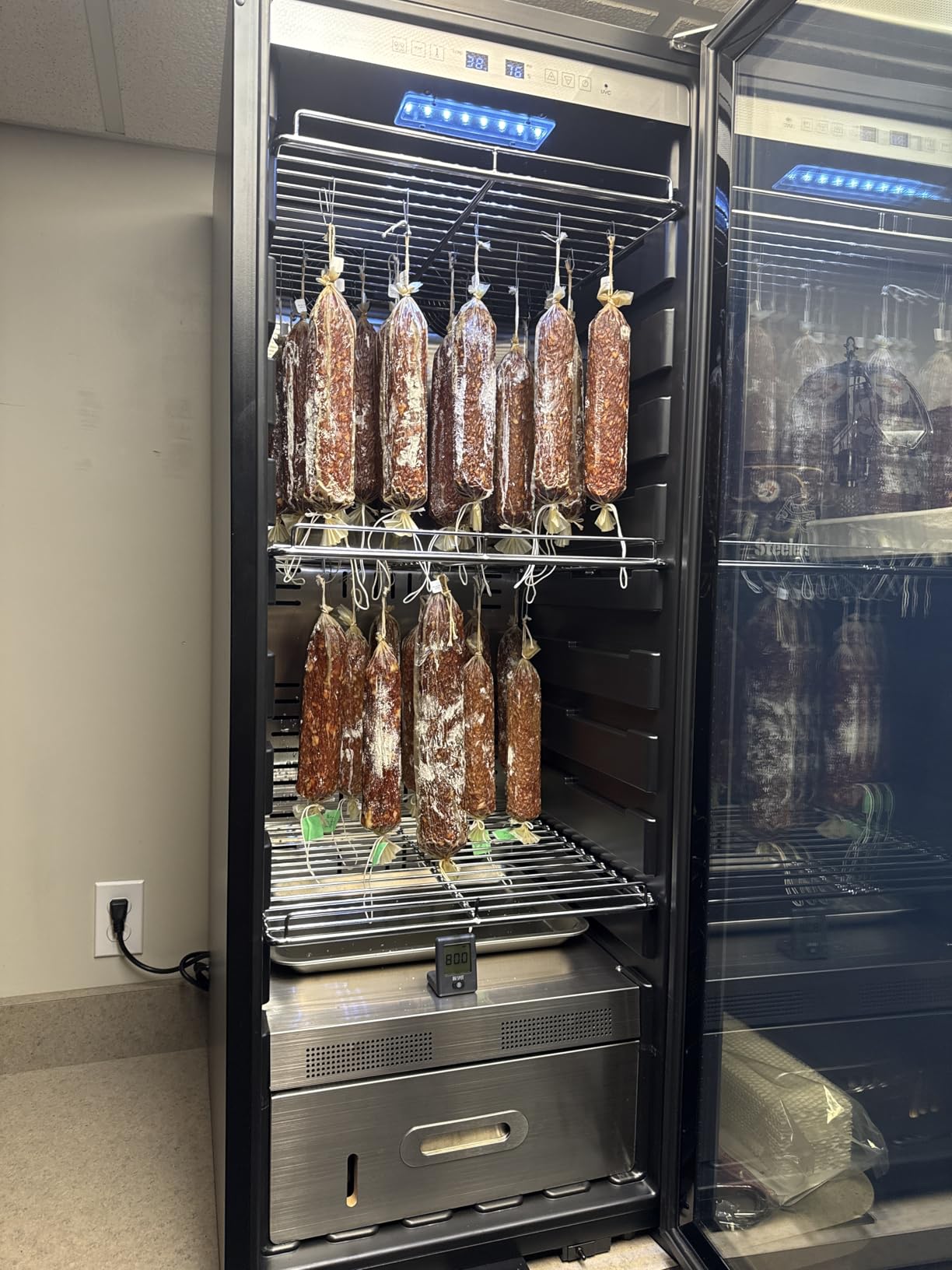 VEVOR 232 LBS Dry Aging Fridge for Steaks, Dry Ager Refrigerator for Meat with Precise Temperature & Humidity Control, Freestanding Beef Aging Machine Refrigerator, Himalayan Salt Not Included customer photo 1