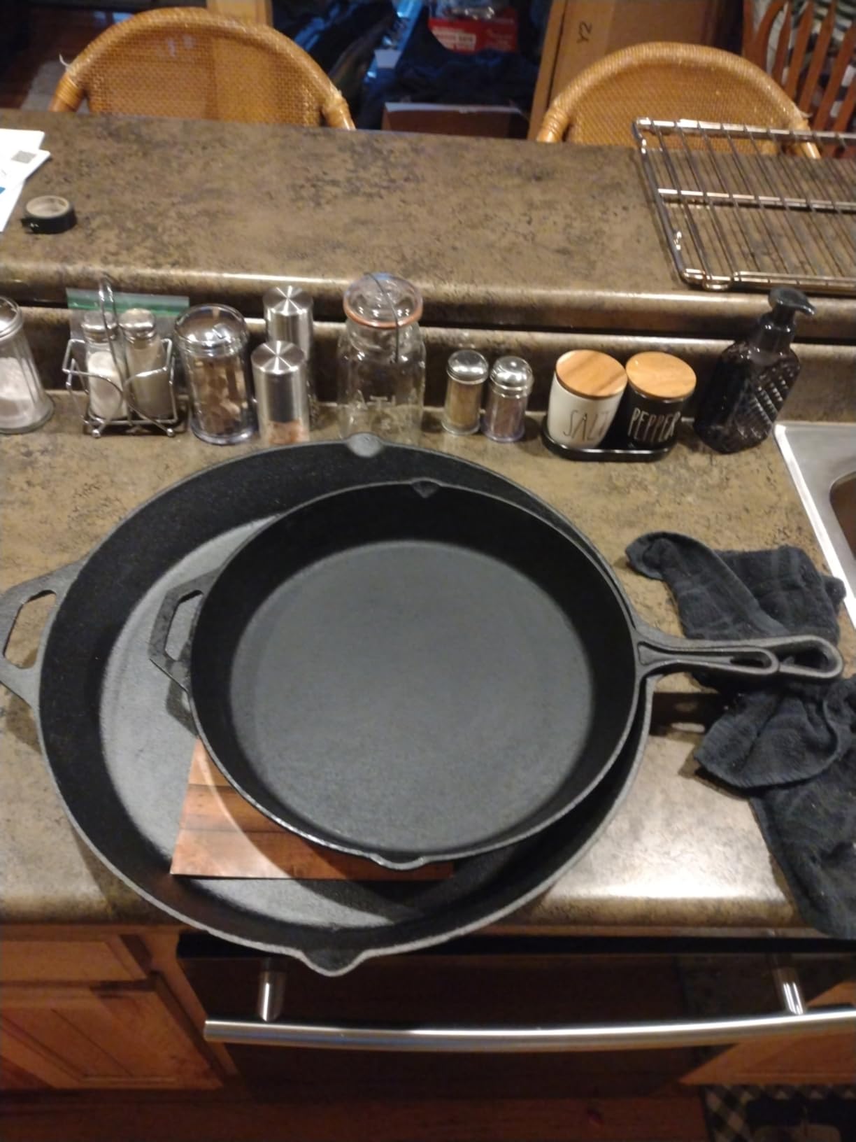 King Kooker 20-inch Oversized Seasoned Cast Iron Skillet Heavy Duty Pan Ideal for Gas Grill, Oven, Campfire Use customer photo 2