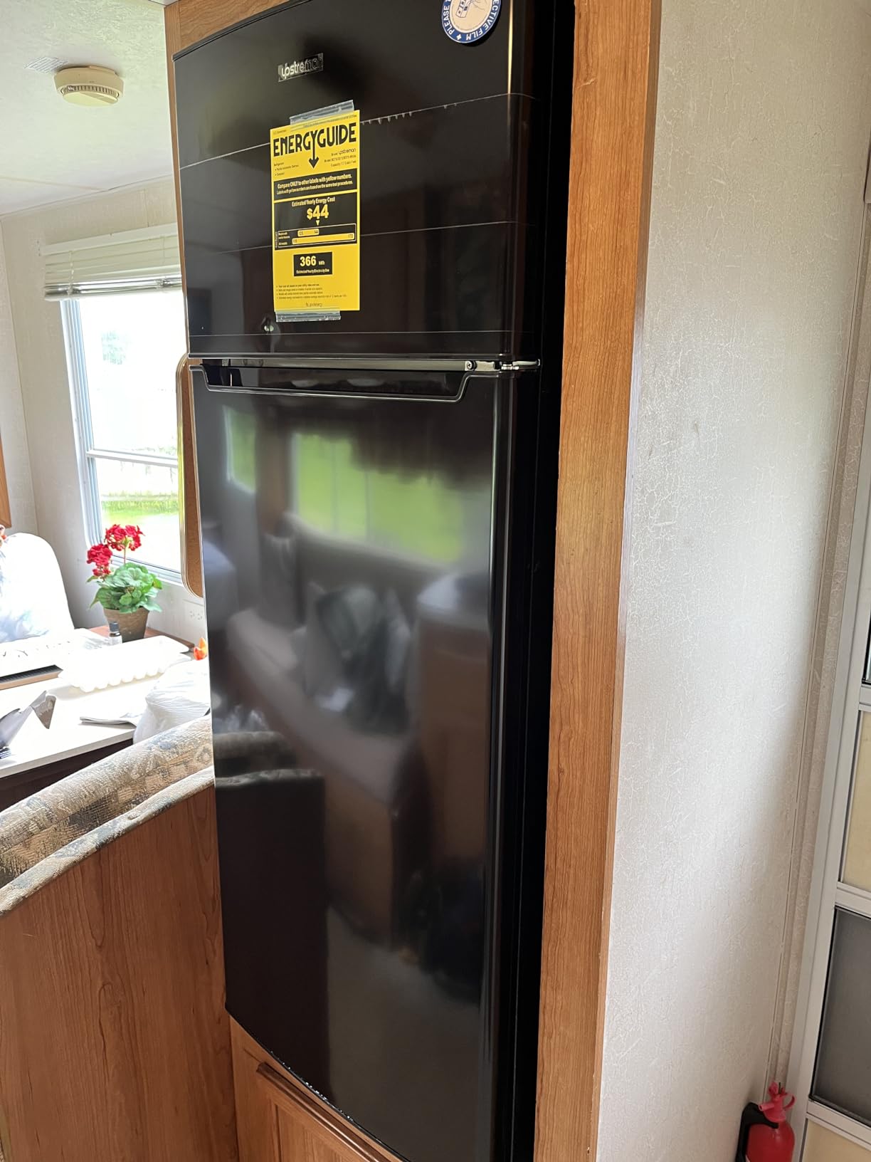 Upstreman 7.7 Cu Ft Apartment Refrigerator 2 Door Refrigerator with Freezer | Energy Efficient, Low Noise, 5 Adjustable Thermostat & Reversible Door for Apartment, Dorm, Office, Kitchen, White customer photo 1