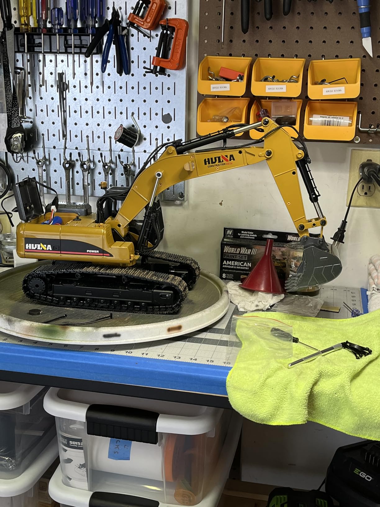 TOUCAN RC HOBBY US in Stock 1/14 Metal Excavator Model HUINA New Upgrade 580 Engineering Vehicle Electric Ball Grabber 360 Rotating Shear Claw Sound Lights for Ages 14+ Gift customer photo 1