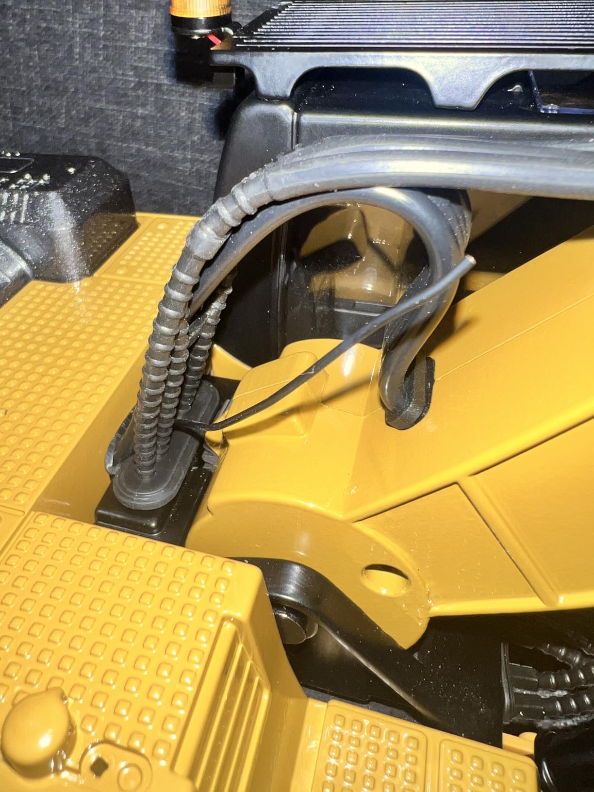 TOUCAN RC HOBBY US in Stock 1/14 Metal Excavator Model HUINA New Upgrade 580 Engineering Vehicle Electric Ball Grabber 360 Rotating Shear Claw Sound Lights for Ages 14+ Gift customer photo 2