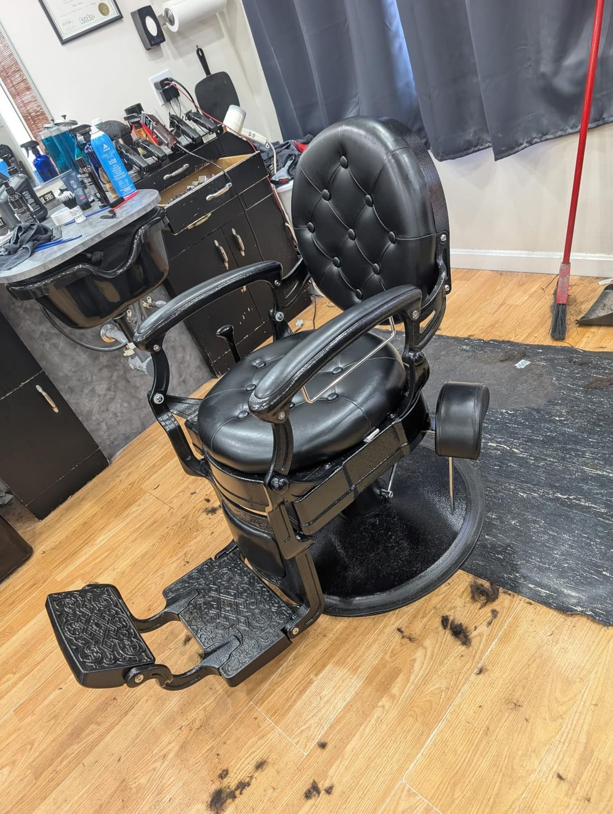 Artist hand Retro Barber Chair Heavy Duty Vintage Barber Chairs (Black) | Reclining Hydraulic Salon Chair, 360° Swivel, Heavy-Duty Round Base, PU Leather Barbershop, Barbershop Chair customer photo 2