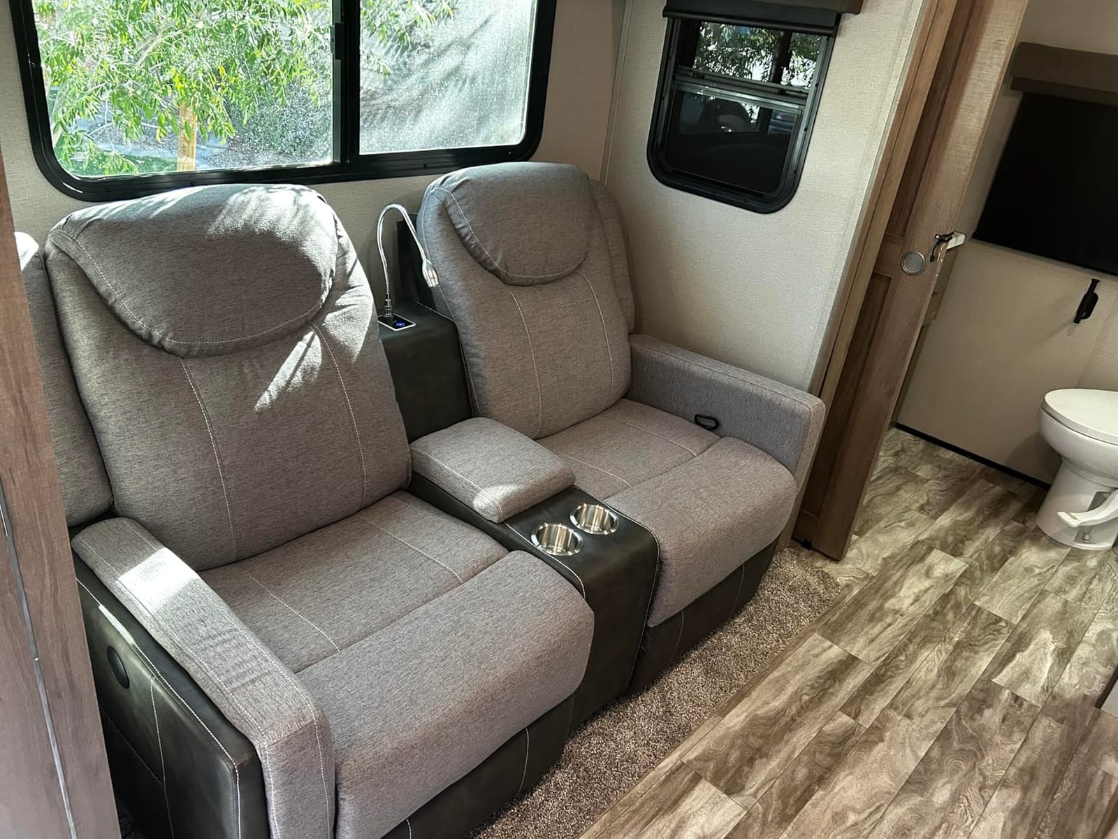 Dresegmt Home Theater Seating, Manual Recliner Sectional Sofa for Living Room, 5 Seater Reclining Sectional Couch with Flip-Up Backrest, Storage Console, USB Ports, L-Shaped Sofa PU Leather Gray customer photo 1