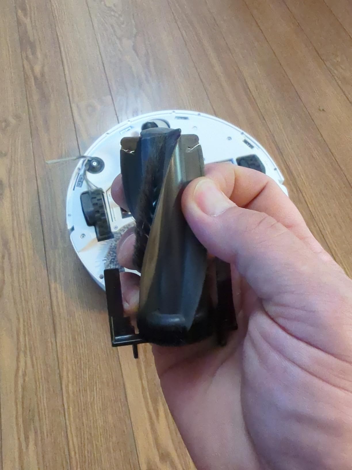 2026 New Qrevo 2 Pro Robot Vacuum and Mop, 20,000Pa Suction | FlexiArm Edge Mopping, Zero-Tangle, High-Temperature Mop Self-Cleaning, Smart Obstacle Avoidance, Auto Mop Removal, White customer photo 2