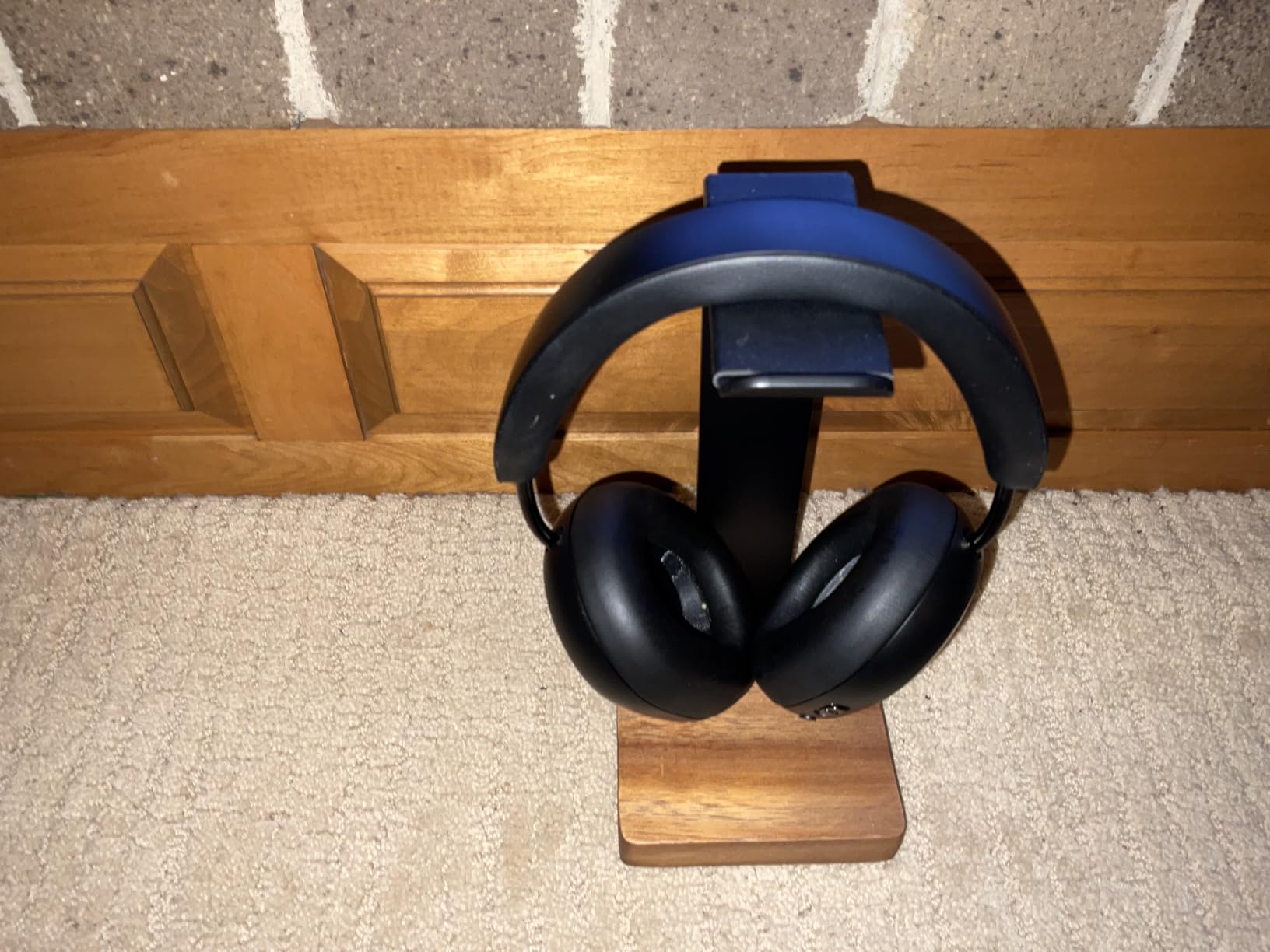 COREMINDED Universal Headphone Stand for Desk, Walnut Wood Headset Holder | Fits All Headphones incl AirPods Max, Heavy Duty Solid Wood, Sturdy & Stable, Gaming Headset Organizer, Gift Ready Box customer photo 2