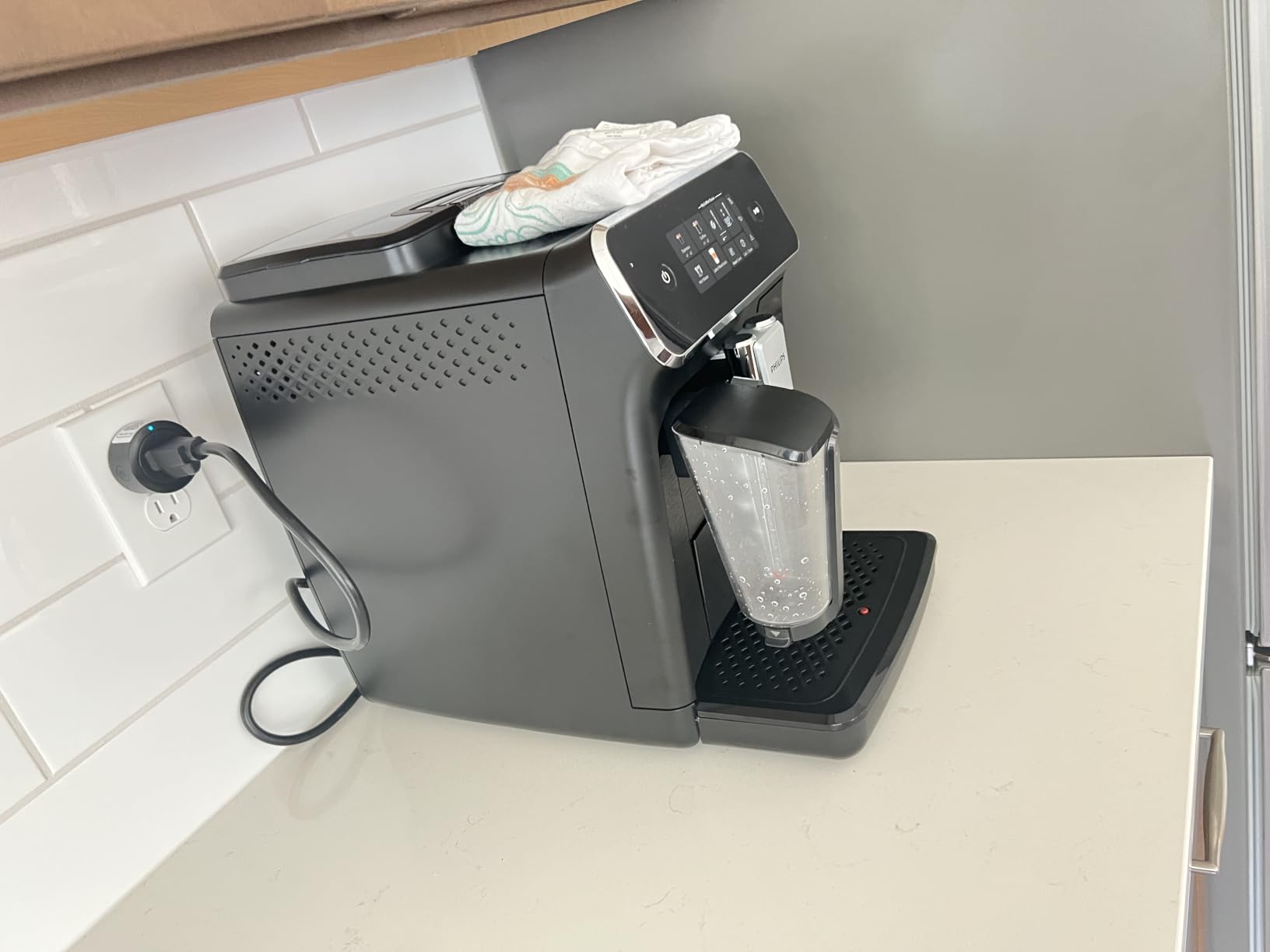 PHILIPS 2300 Series Fully Automatic Espresso Machine, LatteGo Milk System | 3 Coffee Pre-Sets, ceramic grinder, customizable coffee strength & cup size, hot water, 15-bar pressure (EP2330/14) customer photo 1