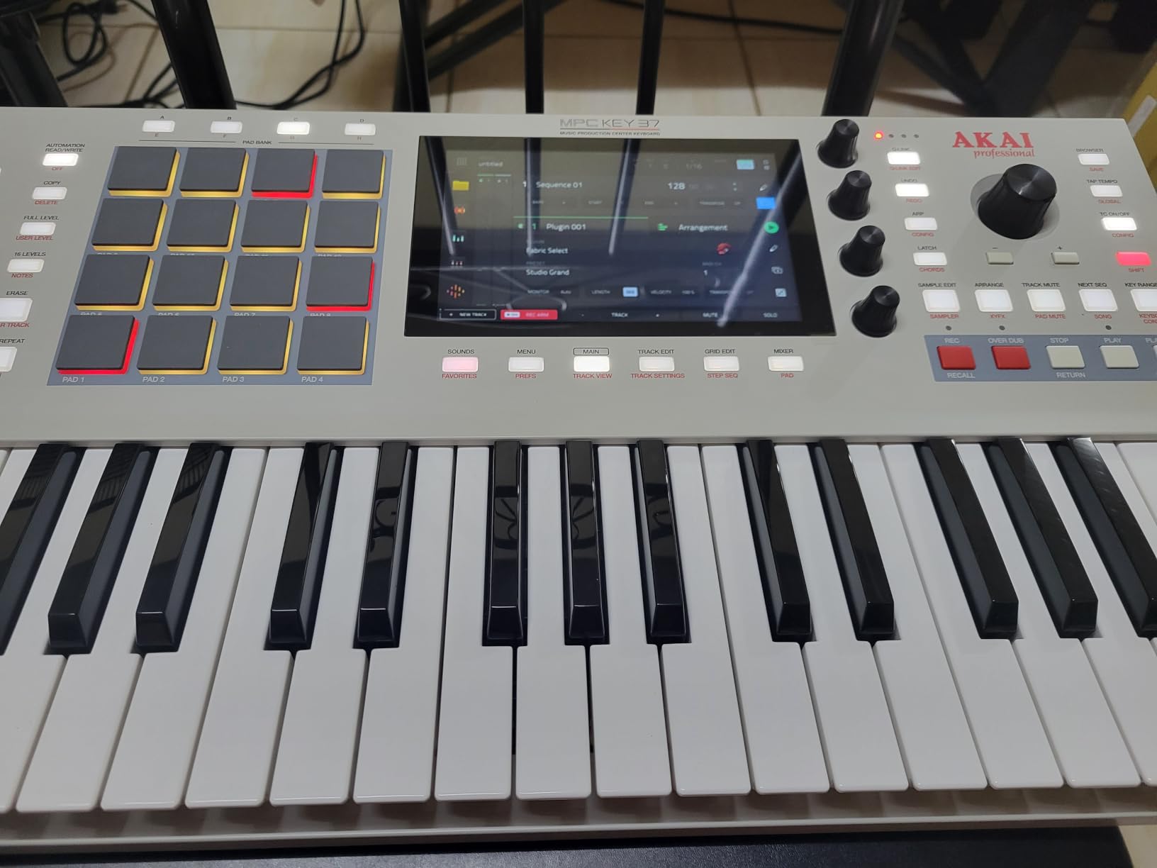 Akai Professional MPC Key 37 G2 Next-Gen Standalone Production Keyboard | Synthesizer for Producers, Sampling and Sequencing, USB-C, 37 Keys, 16 MPC Pads customer photo 1