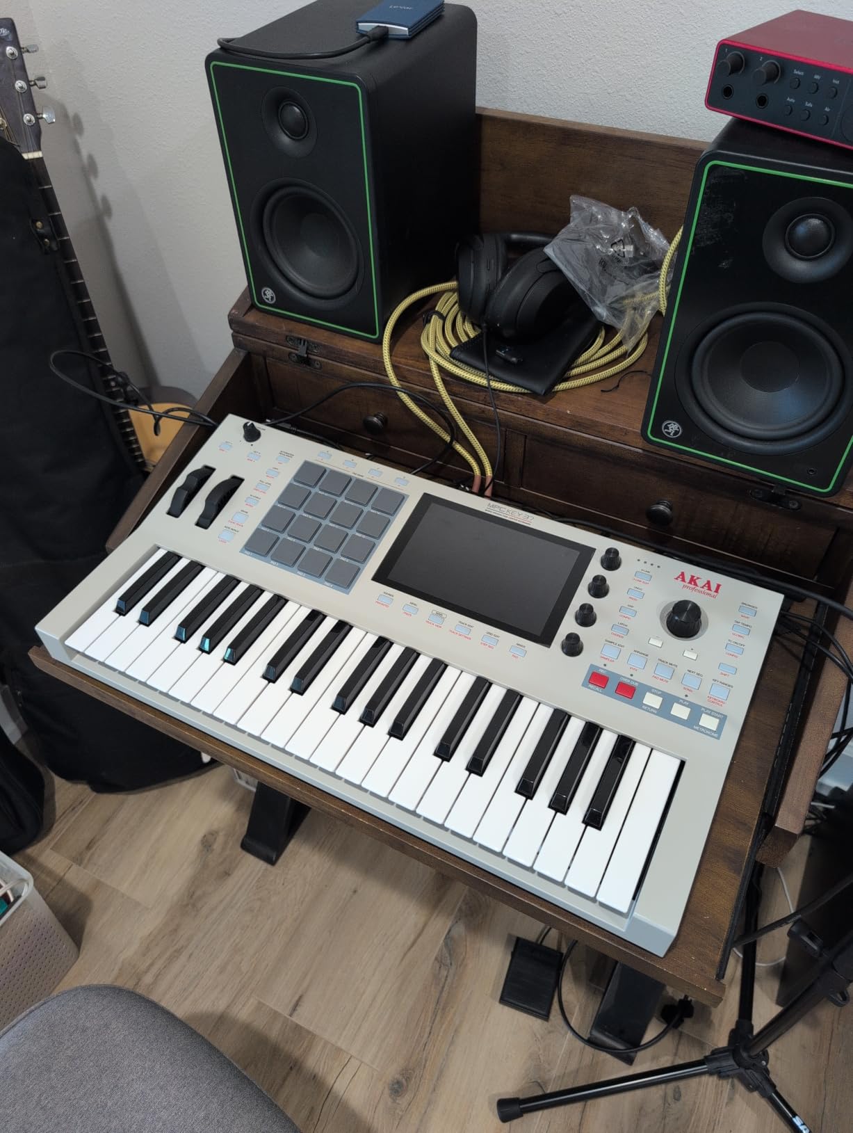 Akai Professional MPC Key 37 G2 Next-Gen Standalone Production Keyboard | Synthesizer for Producers, Sampling and Sequencing, USB-C, 37 Keys, 16 MPC Pads customer photo 2