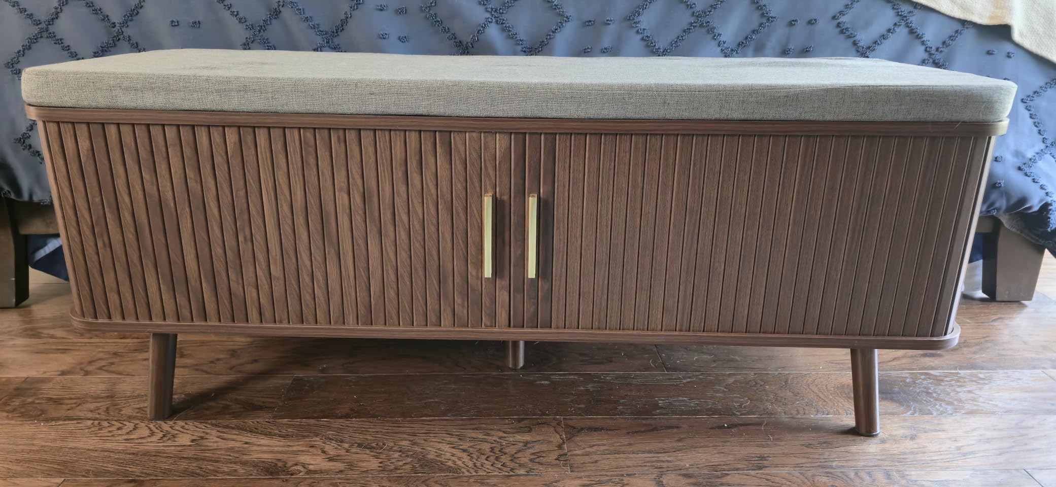 Decofy Shoe Storage Bench with Cushion and Sliding Doors, 47.2 Inch Shoe Bench with Storage, Freestanding Entryway Bench with Shoe Storage, with Solid Wood Legs, for Hallway & Entrance Hall, Walnut customer photo 1