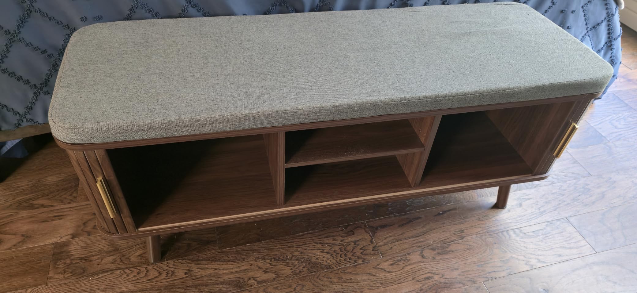 Decofy Shoe Storage Bench with Cushion and Sliding Doors, 47.2 Inch Shoe Bench with Storage, Freestanding Entryway Bench with Shoe Storage, with Solid Wood Legs, for Hallway & Entrance Hall, Walnut customer photo 2