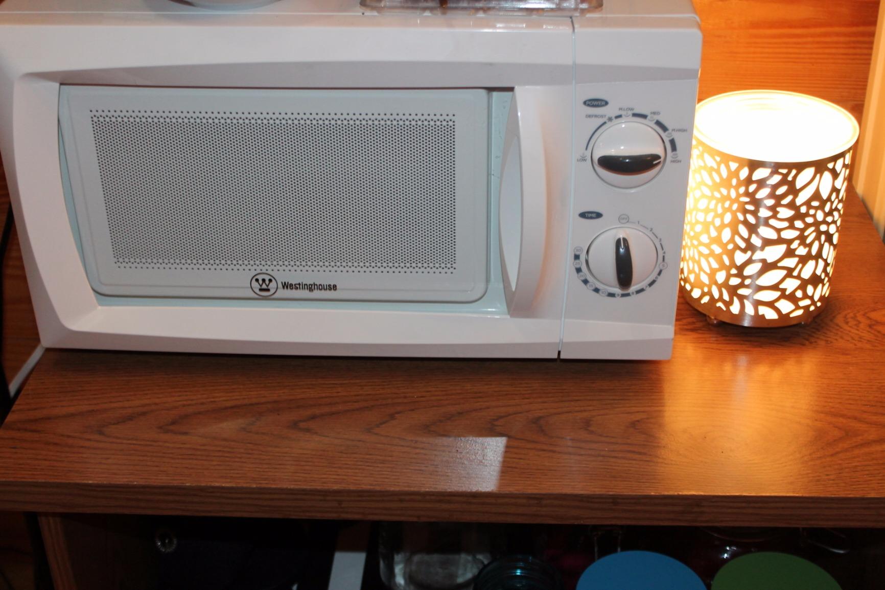 Commercial Chef 0.6 Cu. Ft. Countertop Microwave Oven, CHM660B, Black customer photo 1