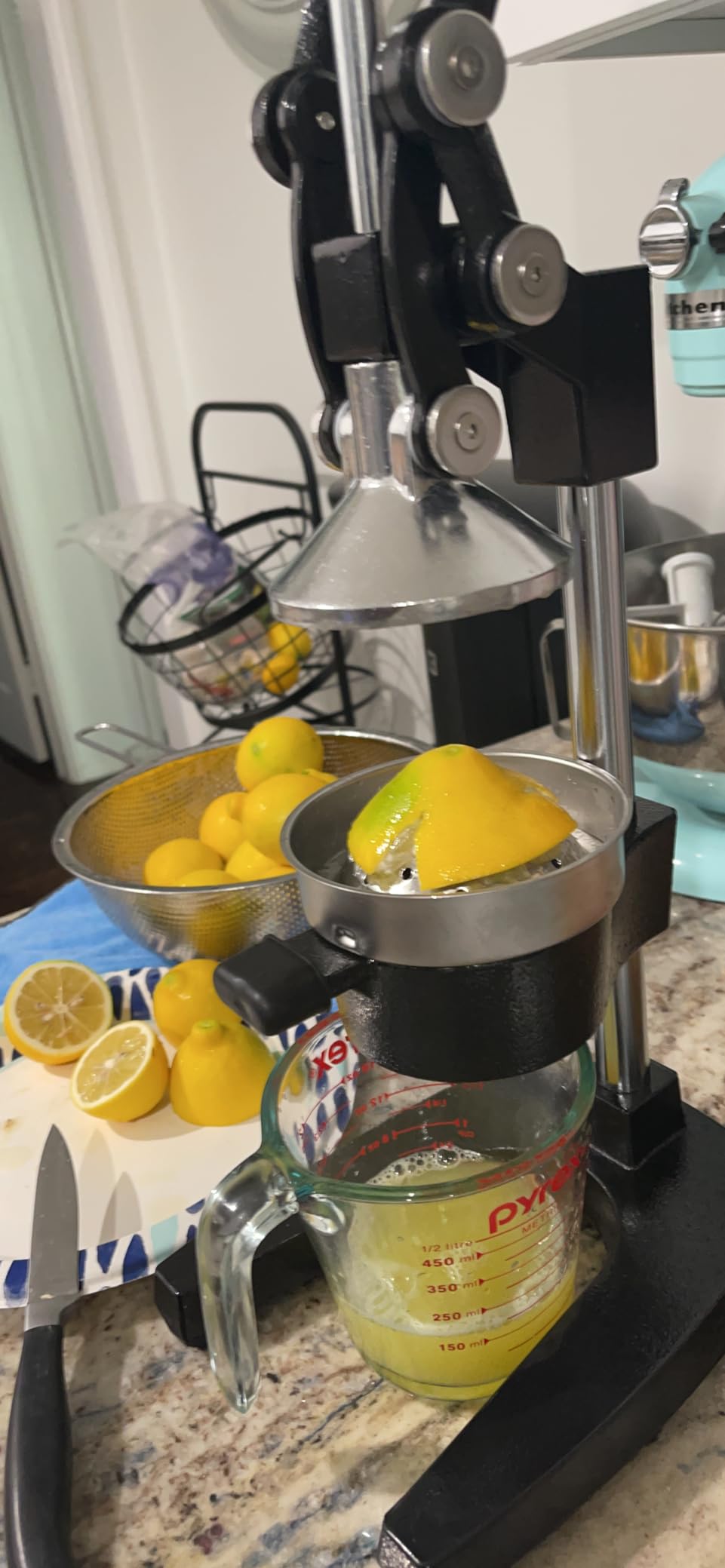 CO-Z Manual Citrus Juicer, Commercial Grade Cast Iron Orange Juicer, Professional Heavy Duty Juice Press with Removable Strainer, Manual Juice Extractor for Orange Lemon Pomegranate Citrus, Black customer photo 1