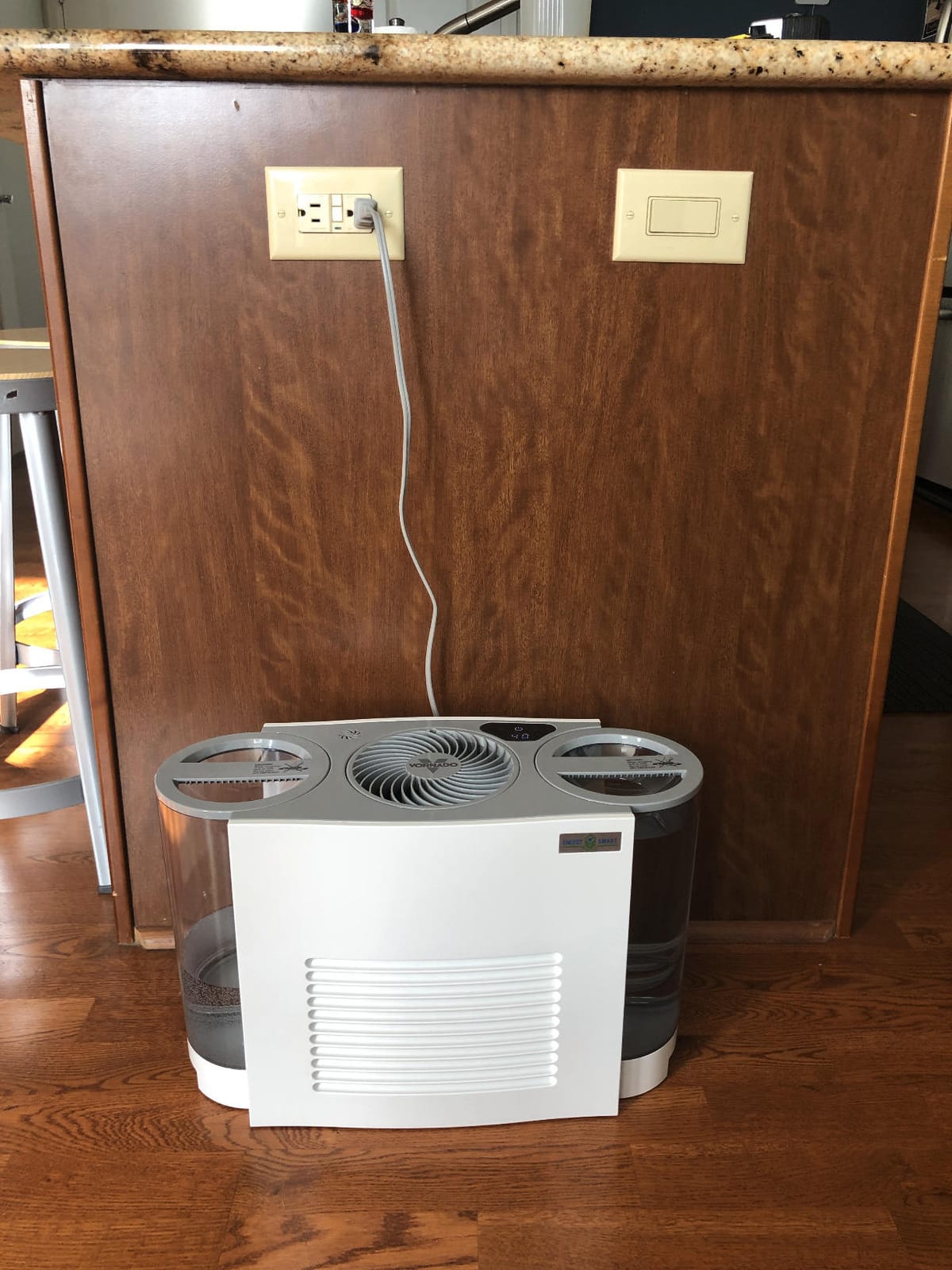 Vornado EVDC500 Energy Smart Evaporative Humidifier with 2 Gallon Dual Tank Capacity, LED Display, Automatic Shut-off, Electronic Humidistat, 4 Fan Speeds for Large Rooms up to 1000 sq ft customer photo 2