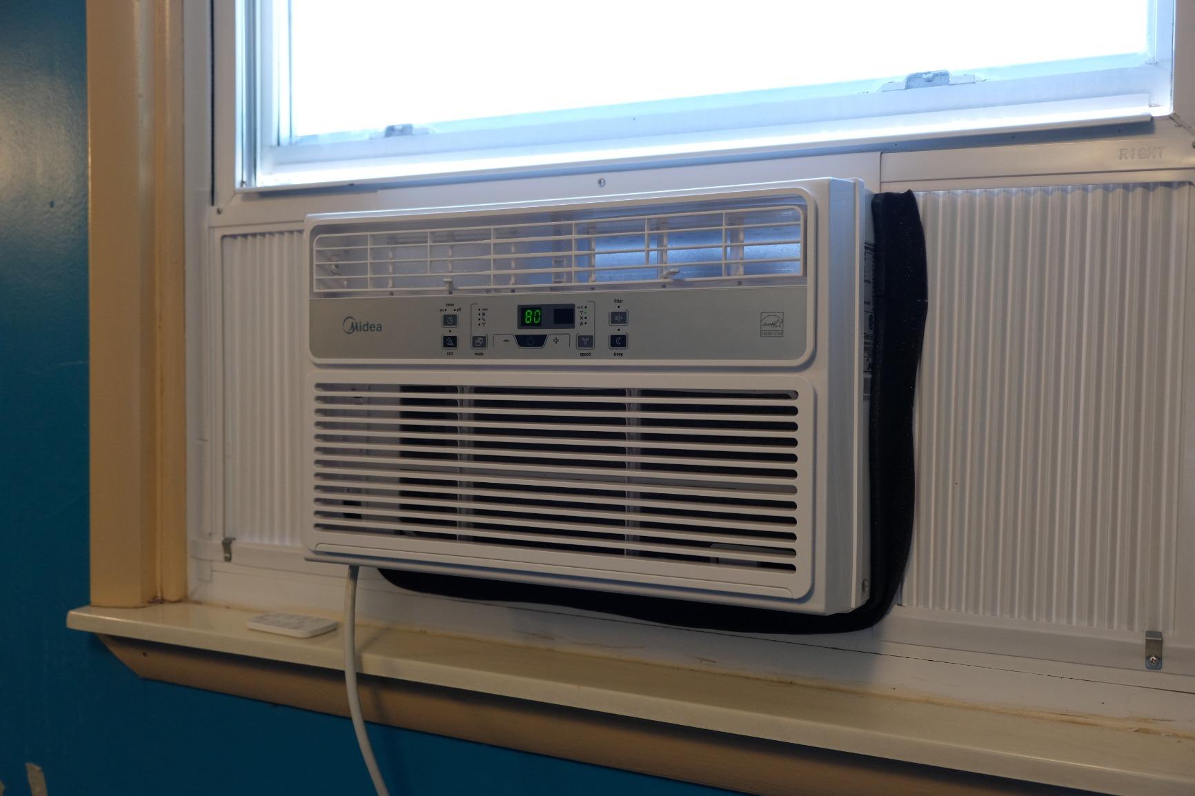 Midea 8,000 BTU EasyCool Window Air Conditioner, Dehumidifier and Fan - Cool, Circulate and Dehumidify up to 350 Sq. Ft., Reusable Filter, Remote Control customer photo 1