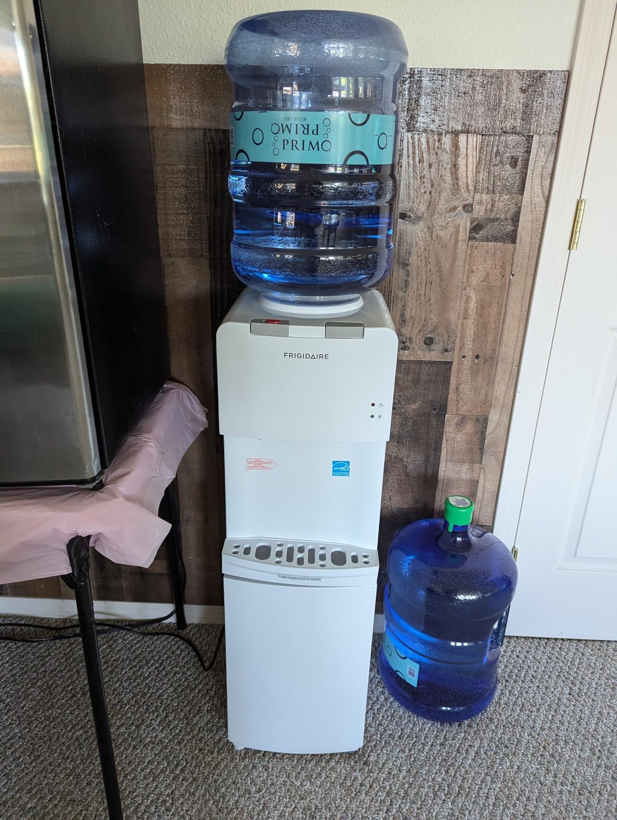 Frigidaire EFWC498 - Top Loading Cooler Dispenser -Hot & Cold Water - Child Safety Lock - Innovative Slim & Sleek Design, Holds 3 or 5 Gallon Bottles - Black customer photo 1