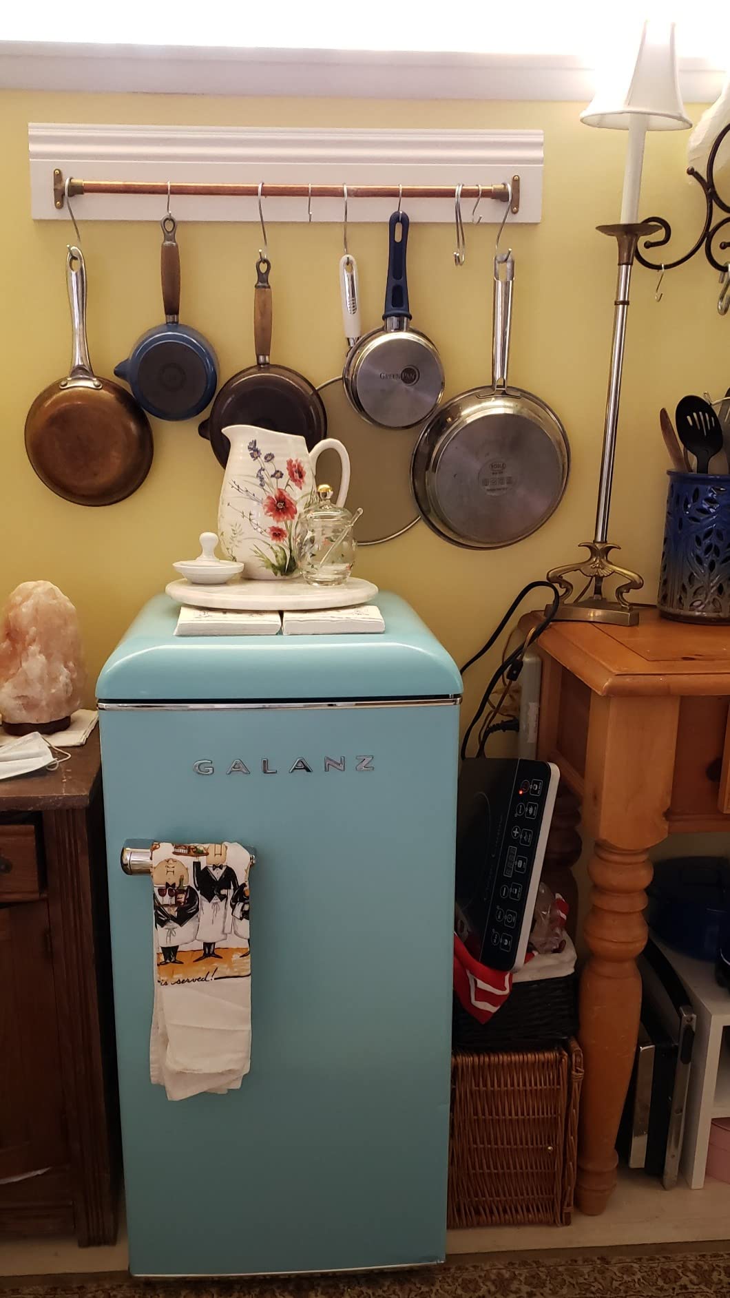 Galanz GLR46TRDER Retro Compact Refrigerator with Freezer Mini Fridge with Dual Door, Adjustable Mechanical Thermostat, 4.6 Cu Ft, Red customer photo 1