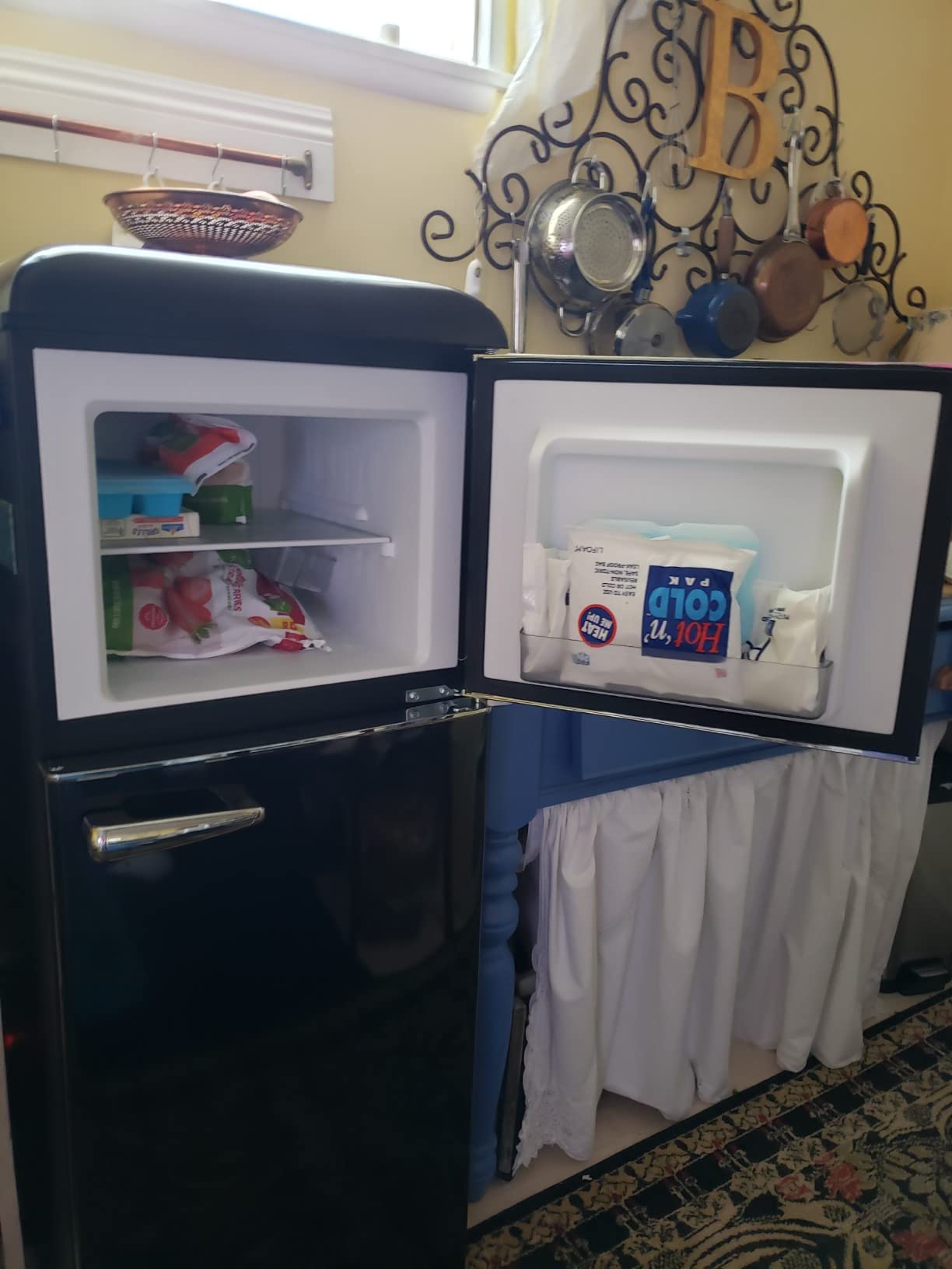 Galanz GLR46TRDER Retro Compact Refrigerator with Freezer Mini Fridge with Dual Door, Adjustable Mechanical Thermostat, 4.6 Cu Ft, Red customer photo 2