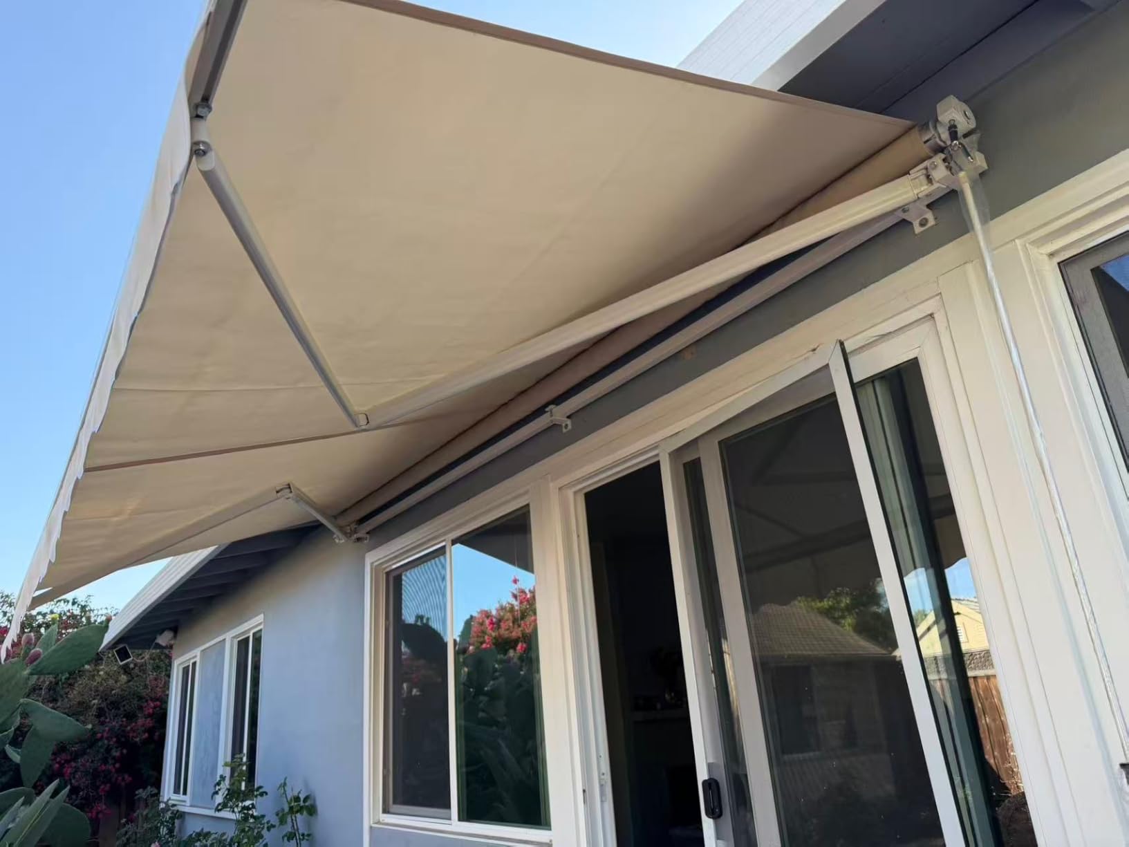 Tangkula 12 Ft × 10 Ft Retractable Awning, Aluminum Patio Sun Shade w/Crank Handle and Water-Resistant Polyester, Outdoor Manual Retractable Awning Cover Shelter customer photo 1