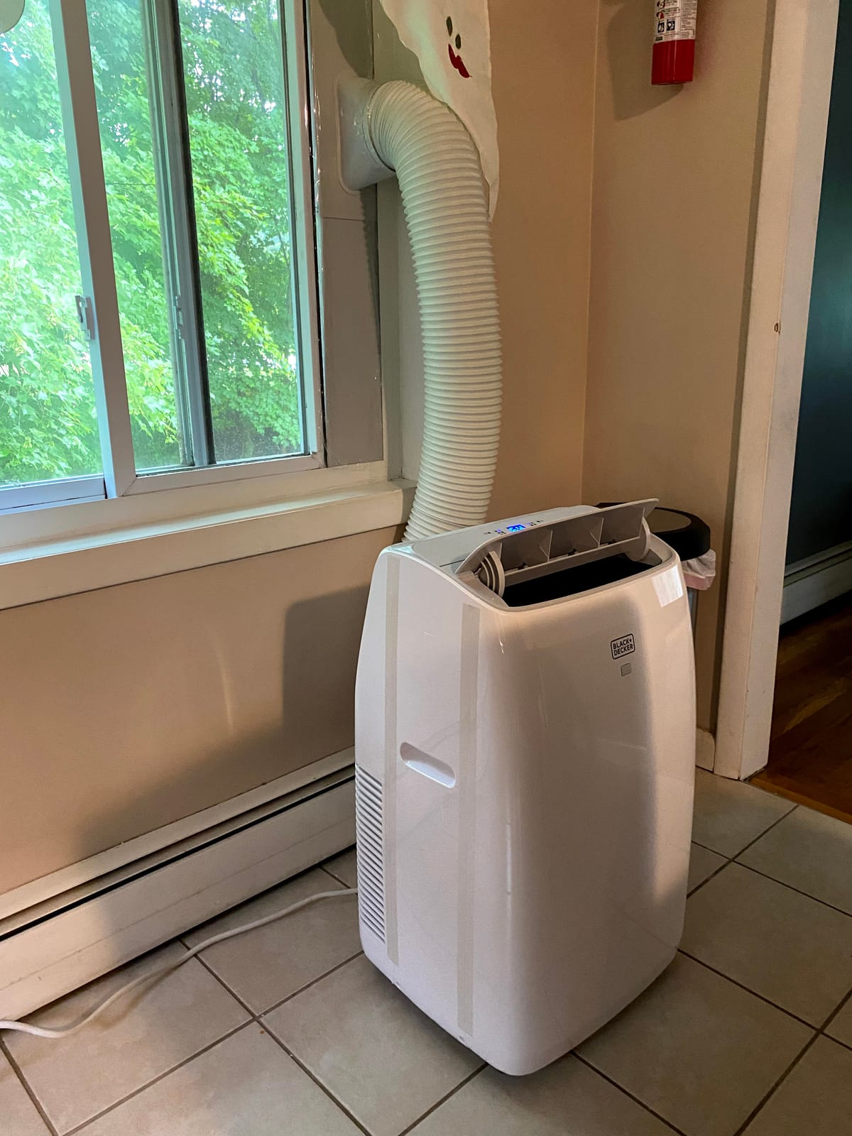 BLACK+DECKER Portable Air Conditioner with Heat, 14,000 BTU with 12,000 BTU Heating for Rooms Up To 700 Sq. Ft., Portable AC with Follow Me Remote Control, BPT10HWTB, White customer photo 2