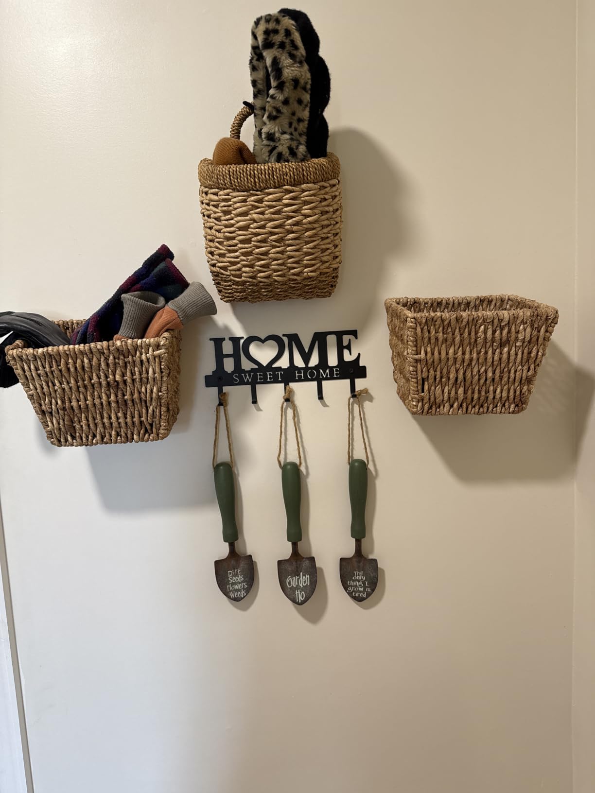 Entryway Wall Key Holder with 5 Hooks, Metal Key Rack Wall Mount for Keys, Bags and Leashes, Decorative Organizer for Entryway, Mudroom or Hallway, Sweet Home Design, 9.8 inches, Black customer photo 1