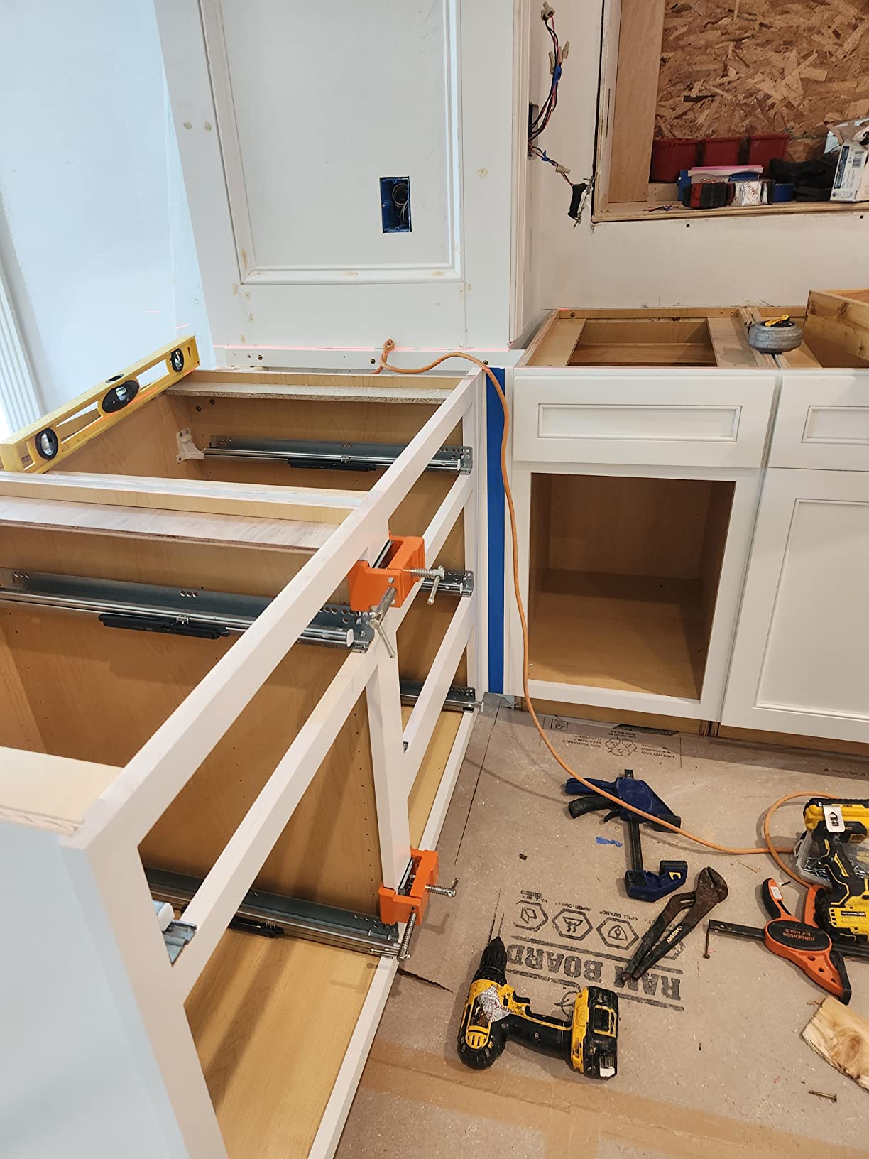 Cabinet Clamps, Cabinet Installation Cabinetry Clamps Face Frame Clamps Tools with Two Side Screws and Alignment Plate, 2 Pack, Up to 440 lbs Load Capacity, Red customer photo 2