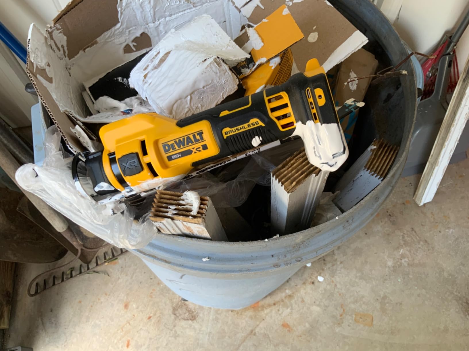 DEWALT 20V MAX* XR Brushless Drywall Cut-Out Tool (Tool Only) (DCE555B) customer photo 2