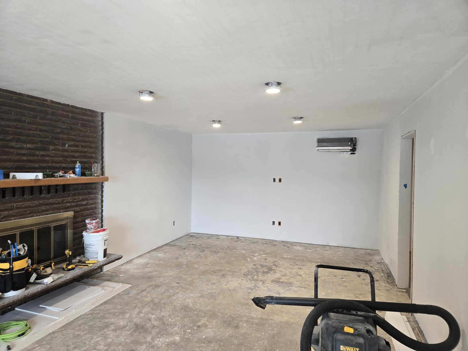 DEWALT 20V Max Drywall Screwgun, Tool Only (DCF630B) customer photo 2