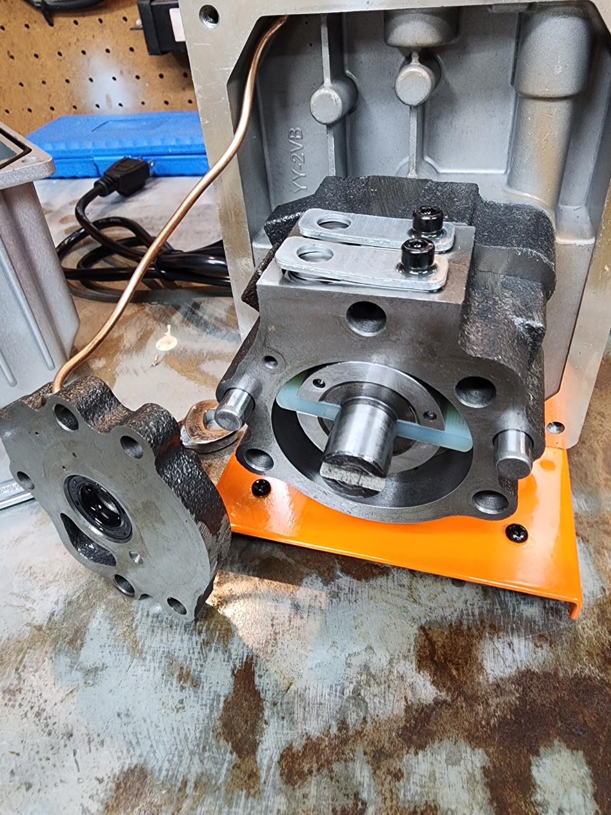 VEVOR 5 CFM 2 Stage Rotary Vane Vacuum Pump 1/2 HP Air Vacuum Pump Sparkless Motor Not only for R22 R410a but Also R32 R1234yf Systems for HVAC/Auto Repair&Maintenance Resin Degassing Two Oil Bottles customer photo 1