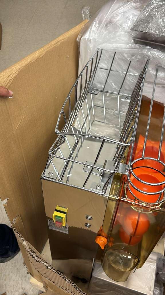 VEVOR Commercial Orange Juicer Machine, 120W Automatic Feeding Juice Extractor, Stainless Steel Juice Extractor for 25 Oranges Per Minute, with Pull-Out Filter Box, PC Cover, 2 Peel Collecting Buckets customer photo 2