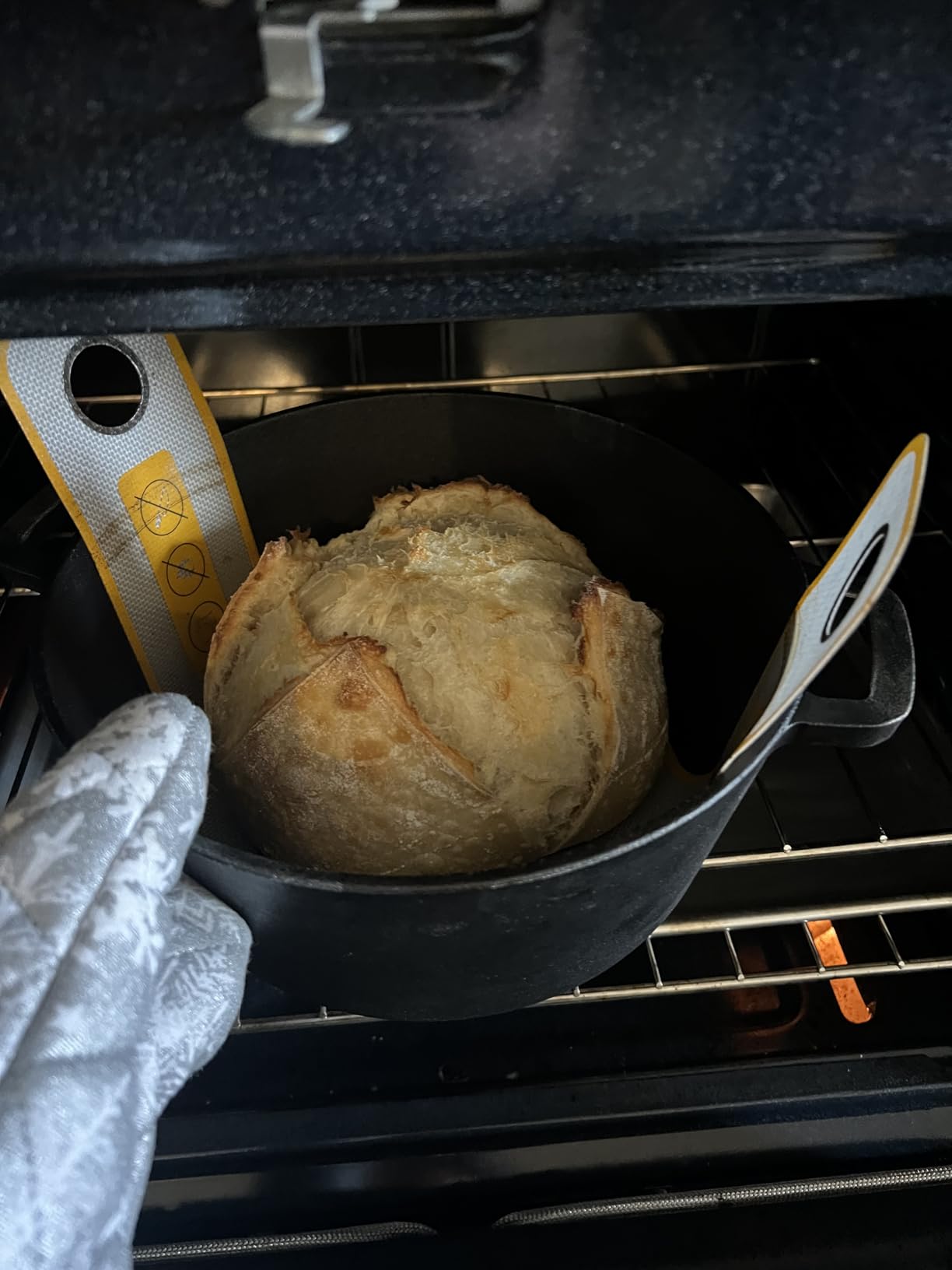 CRUSTLOVE 5 QT Pre-Seasoned Dutch Oven for Bread Baking with Lid and Kit customer photo 2