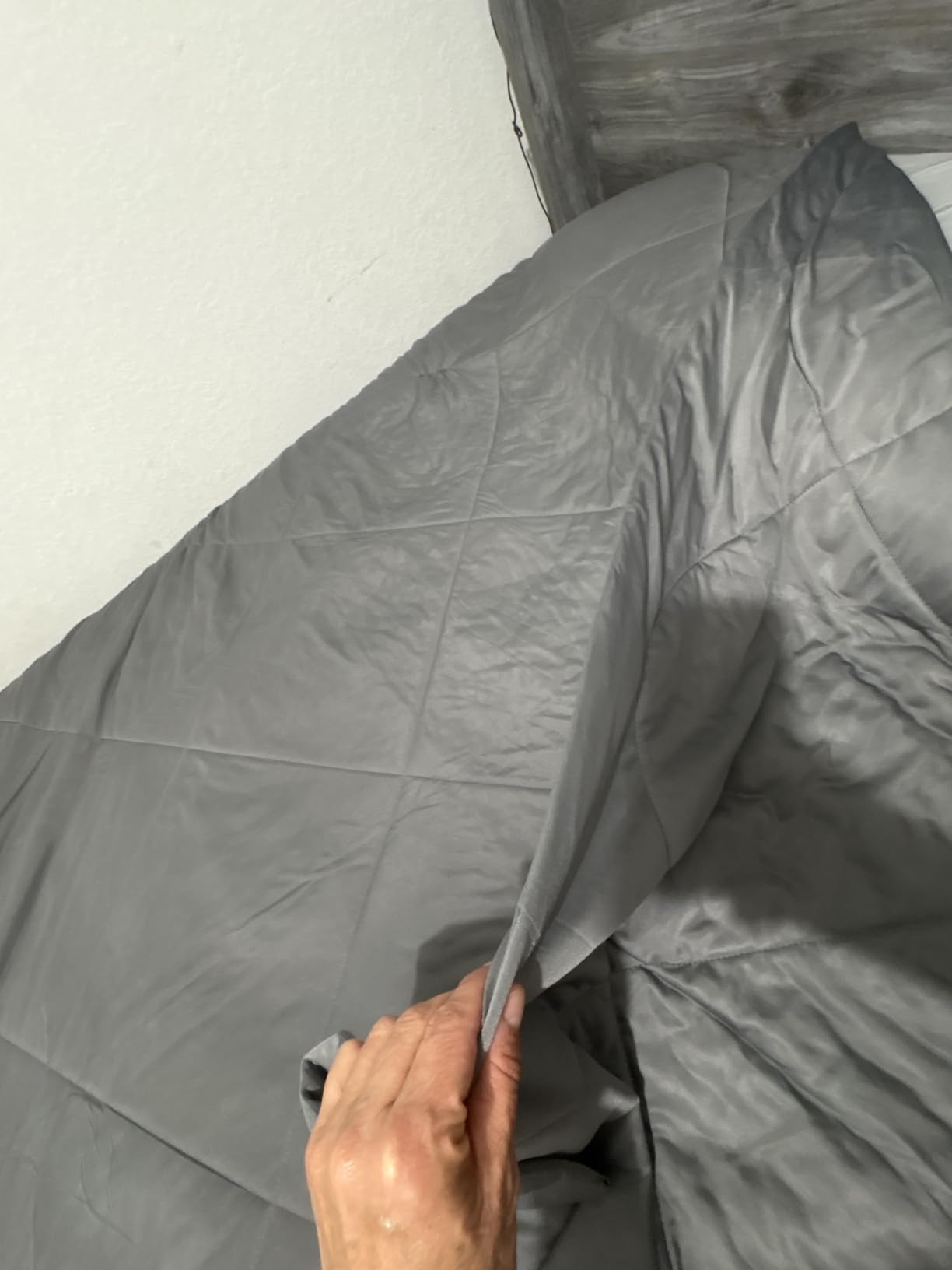 Cooling Comforter Queen Size, Double-Sided Cold Tech Fabric Quilted Bed Comforters Cooling Blanket for Hot Sleepers, Breathable Lightweight Summer Bedding, All-Season Ice Blanket, Dark Gray customer photo 2